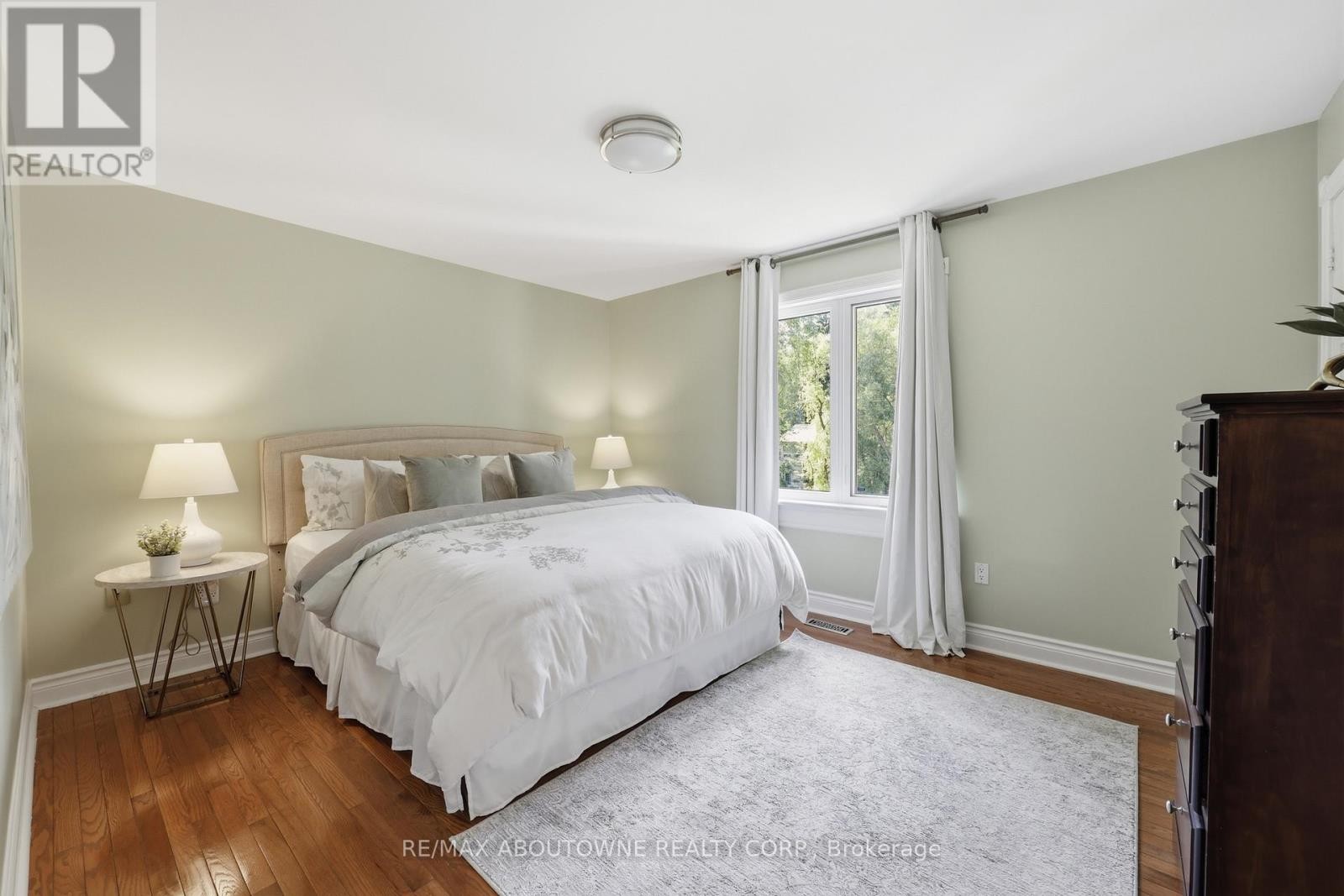 












437 CAIRNCROFT ROAD

,
Oakville (MO Morrison),




Ontario
L6J4N1

