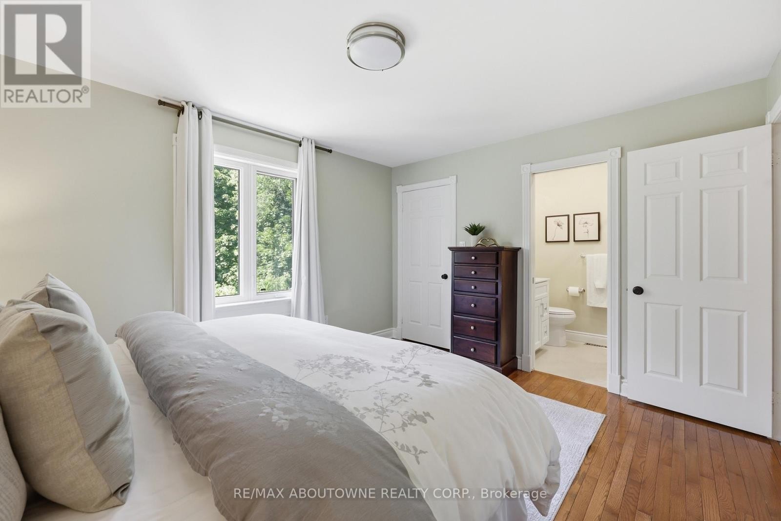 












437 CAIRNCROFT ROAD

,
Oakville (MO Morrison),




Ontario
L6J4N1

