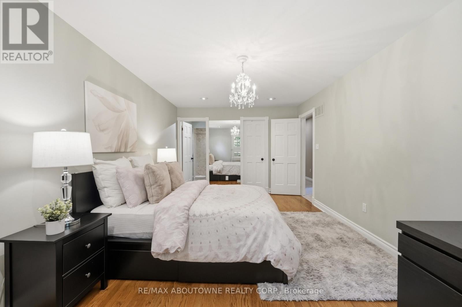 












437 CAIRNCROFT ROAD

,
Oakville (MO Morrison),




Ontario
L6J4N1

