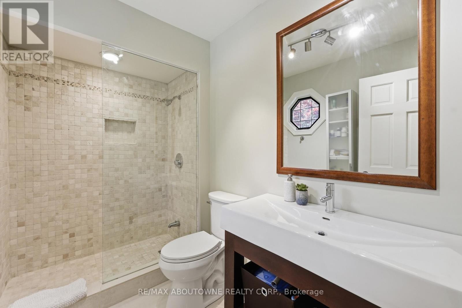 












437 CAIRNCROFT ROAD

,
Oakville (MO Morrison),




Ontario
L6J4N1

