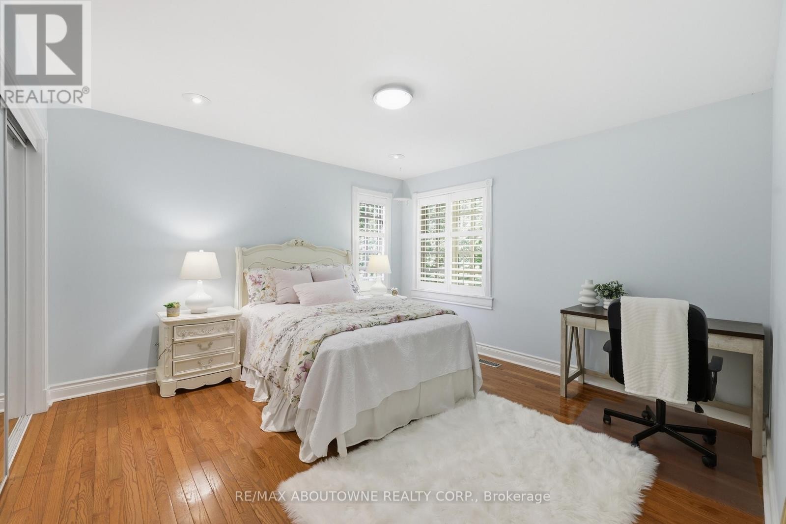 












437 CAIRNCROFT ROAD

,
Oakville (MO Morrison),




Ontario
L6J4N1

