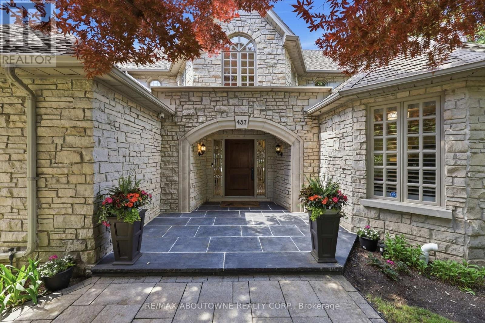 












437 CAIRNCROFT ROAD

,
Oakville (MO Morrison),




Ontario
L6J4N1

