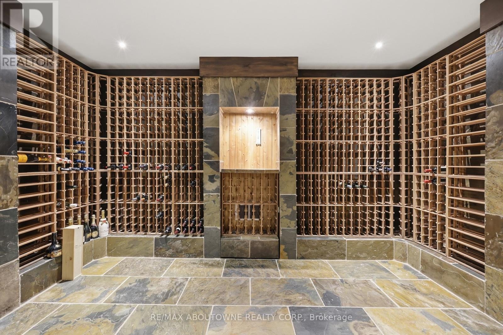 












437 CAIRNCROFT ROAD

,
Oakville (MO Morrison),




Ontario
L6J4N1

