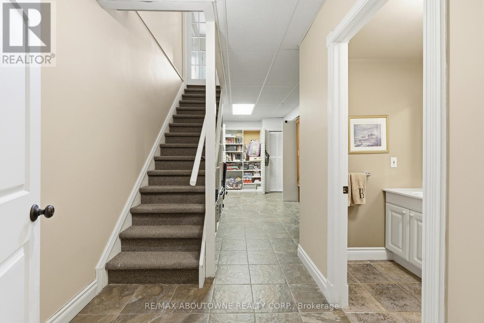 












437 CAIRNCROFT ROAD

,
Oakville (MO Morrison),




Ontario
L6J4N1

