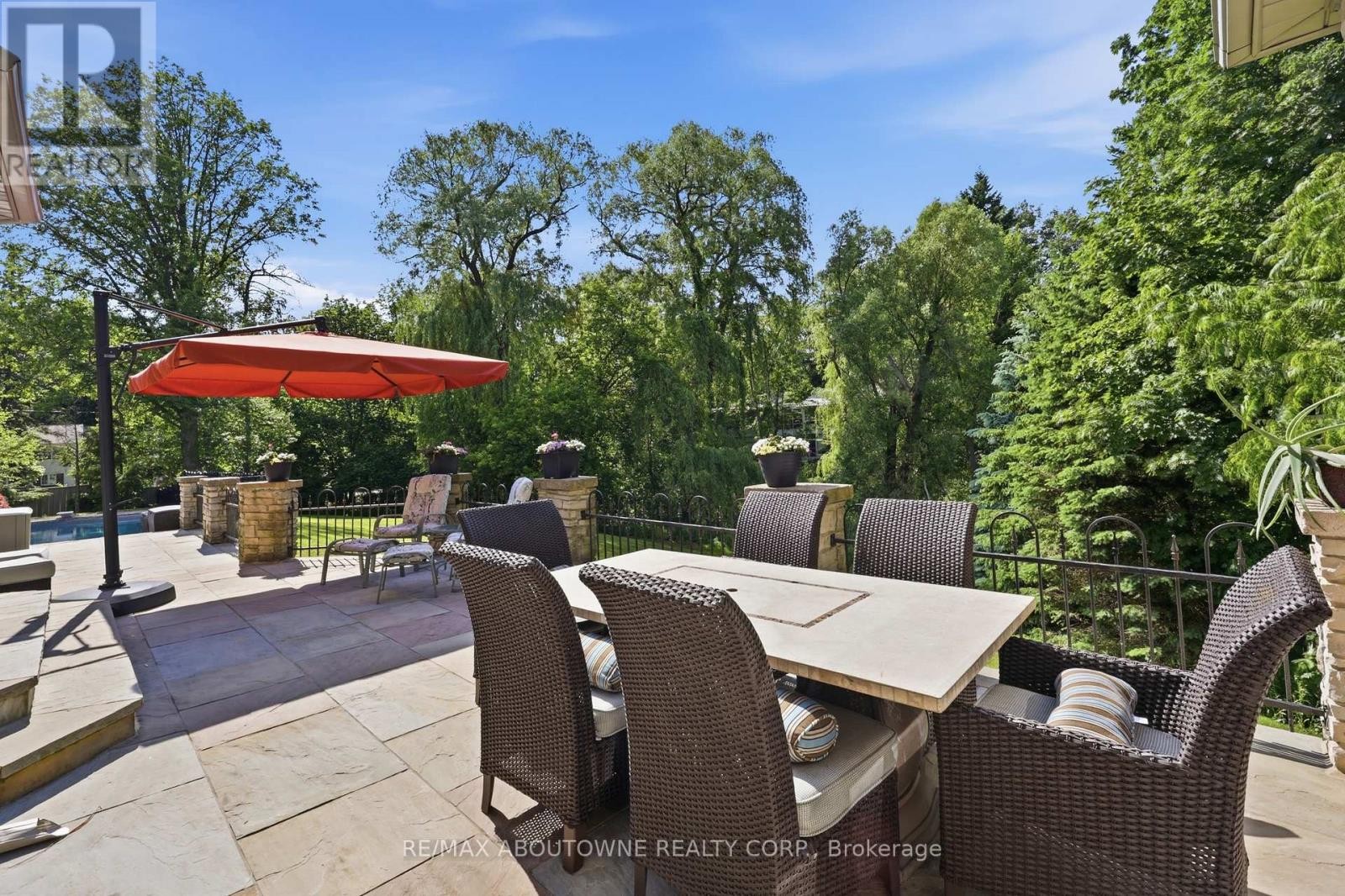 












437 CAIRNCROFT ROAD

,
Oakville (MO Morrison),




Ontario
L6J4N1

