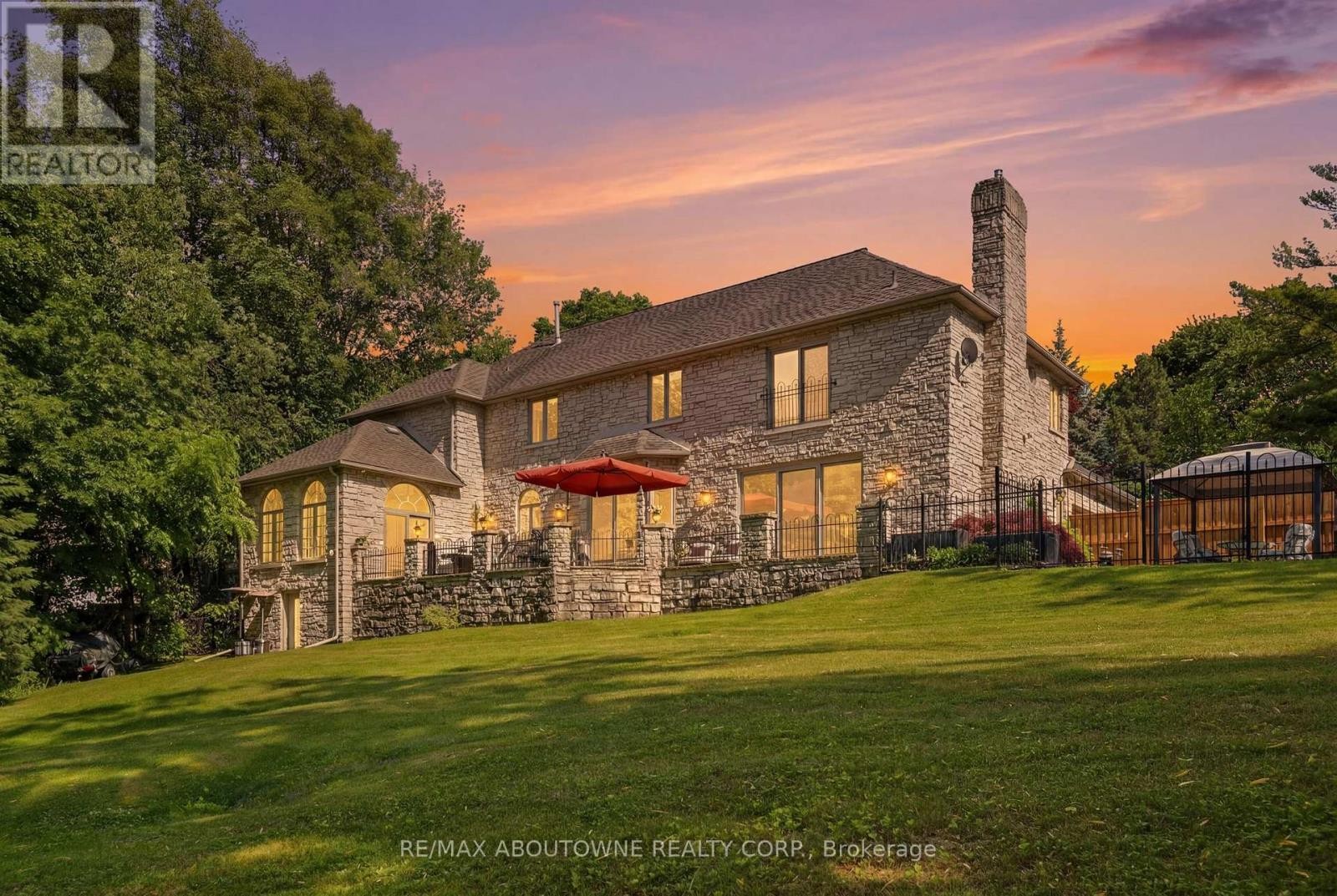 












437 CAIRNCROFT ROAD

,
Oakville (MO Morrison),




Ontario
L6J4N1

