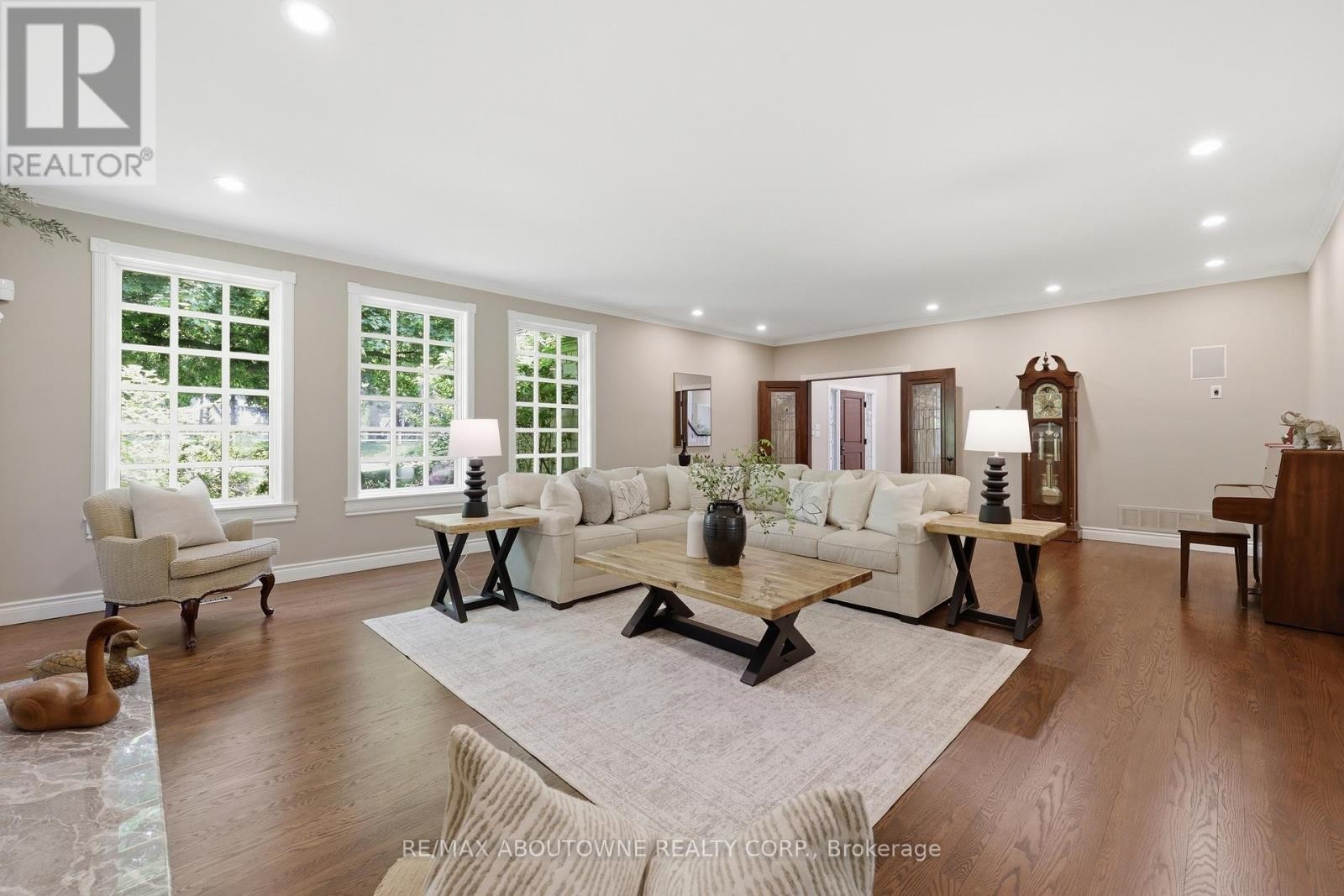 












437 CAIRNCROFT ROAD

,
Oakville (MO Morrison),




Ontario
L6J4N1

