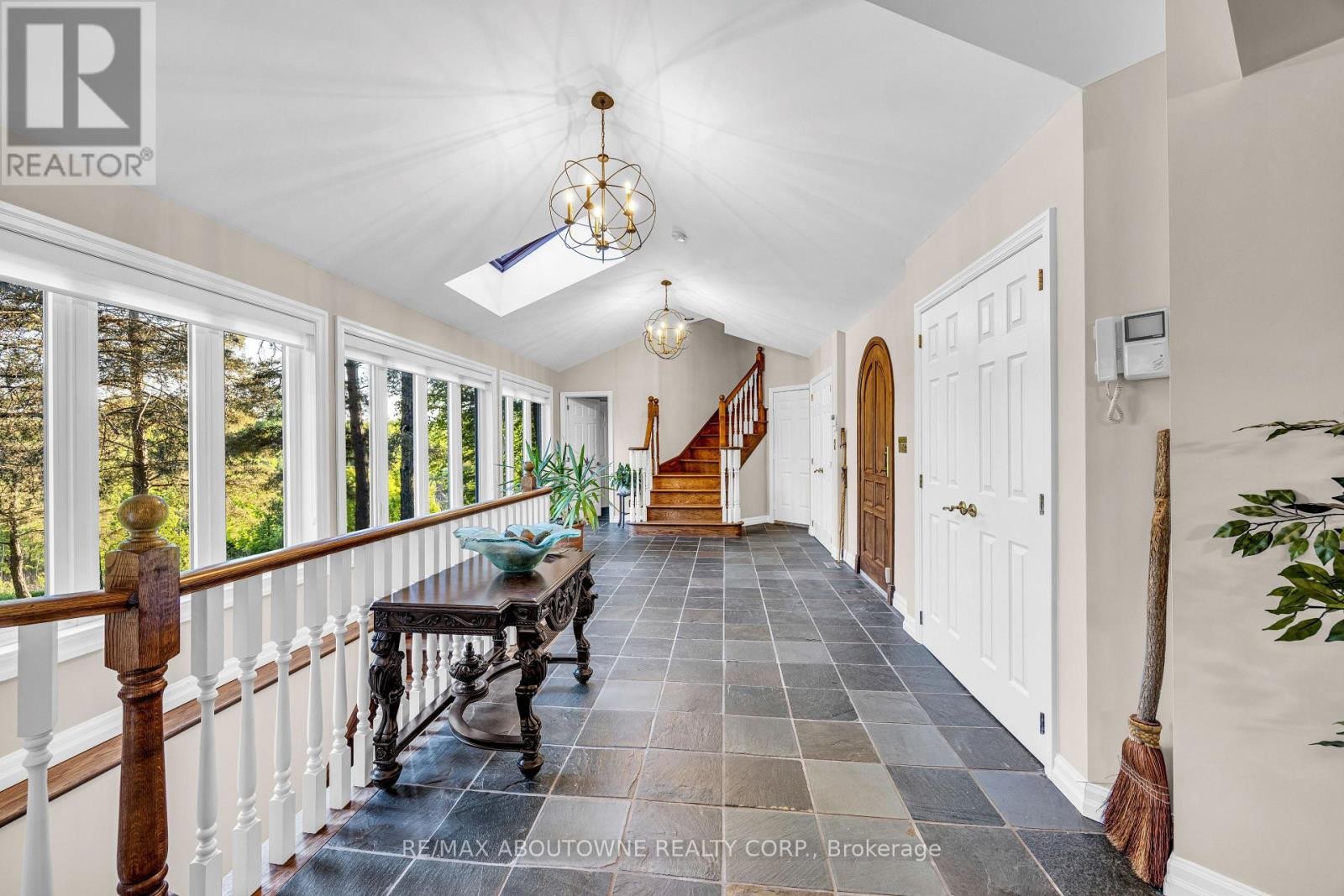 












2360 8 SIDE ROAD

,
Burlington,




Ontario
L7P0M7

