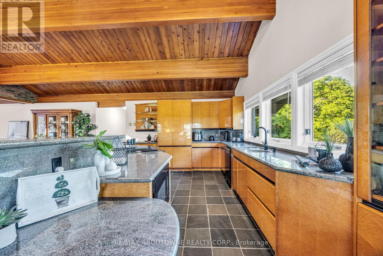 












2360 8 SIDE ROAD

,
Burlington,




Ontario
L7P0M7

