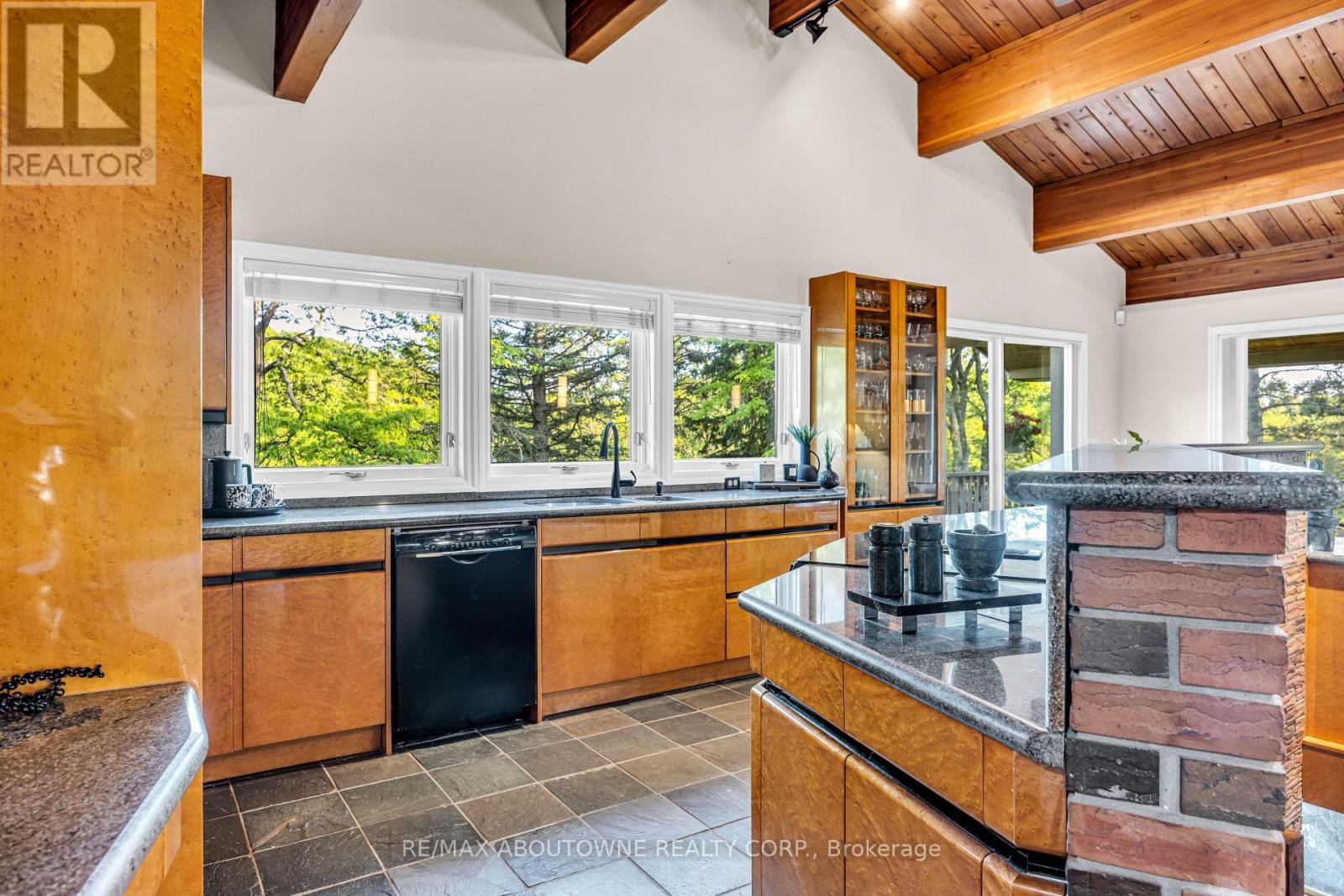 












2360 8 SIDE ROAD

,
Burlington,




Ontario
L7P0M7

