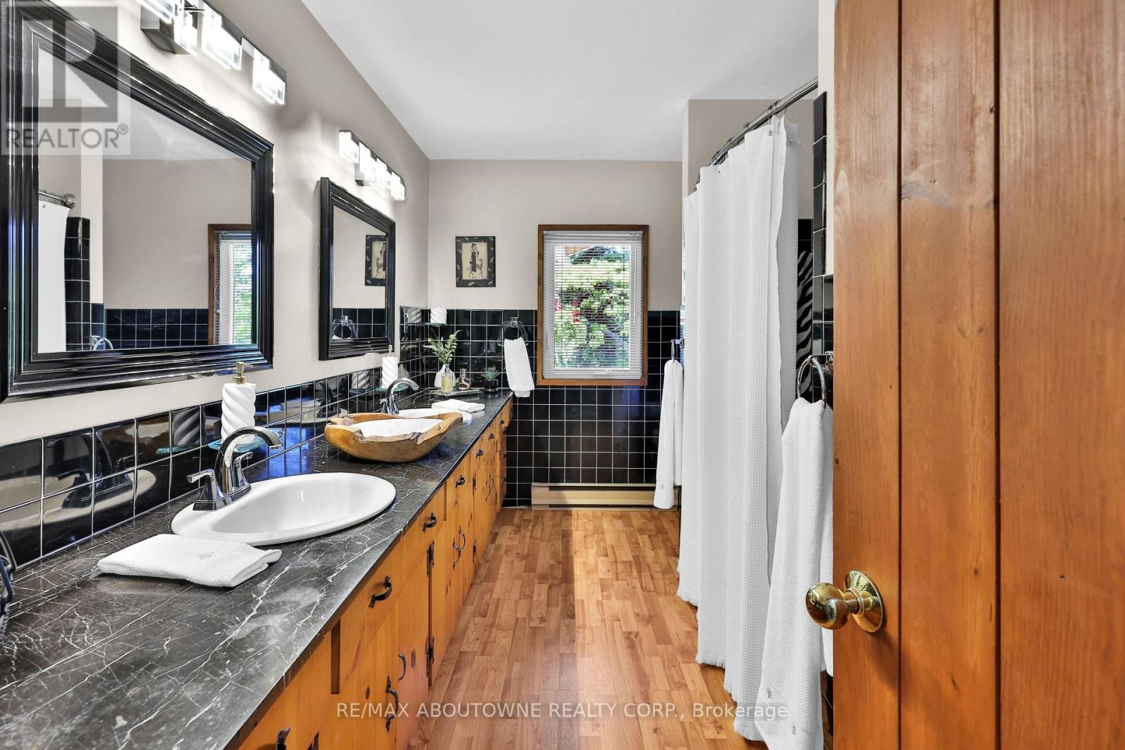 












2360 8 SIDE ROAD

,
Burlington,




Ontario
L7P0M7

