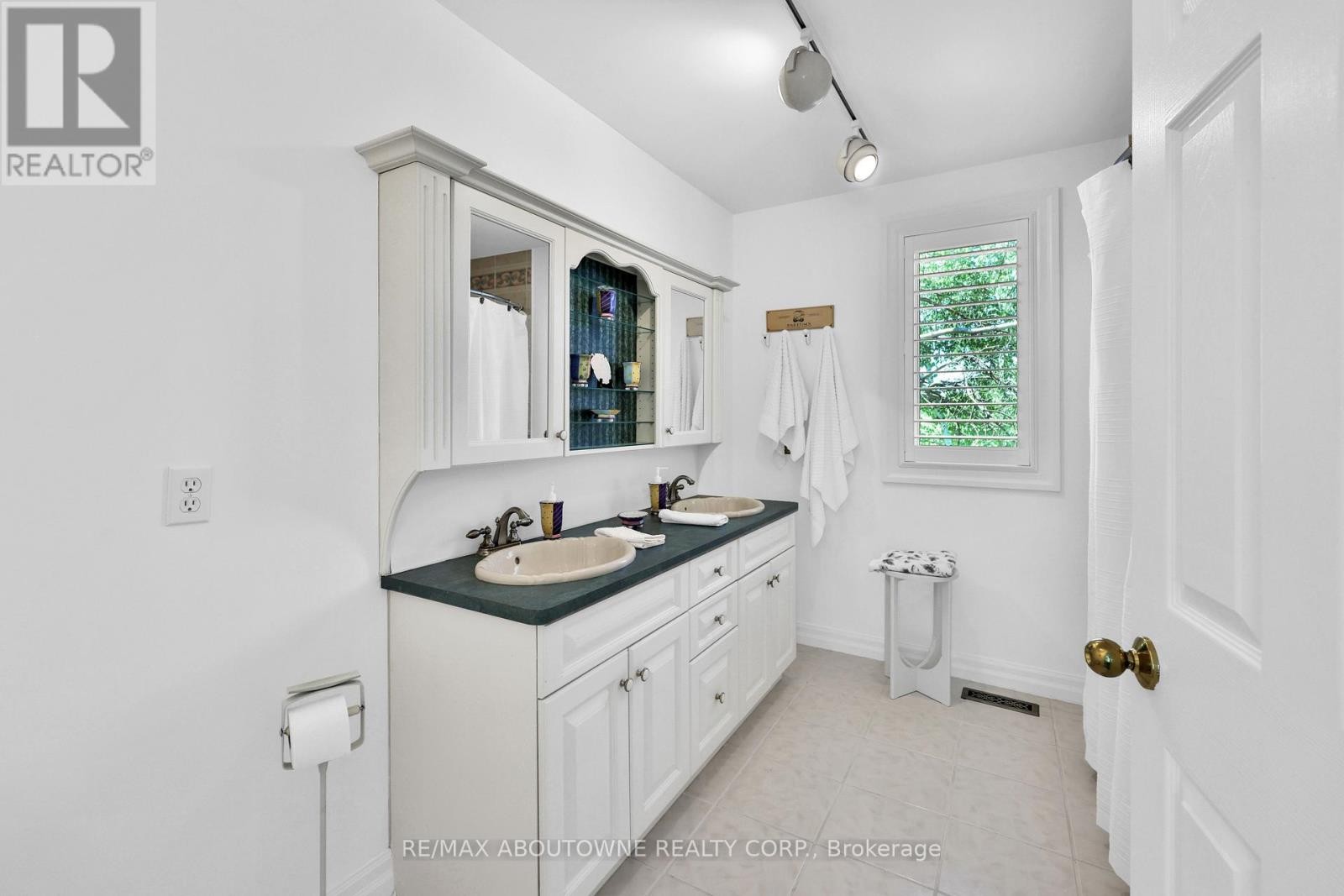 












2360 8 SIDE ROAD

,
Burlington,




Ontario
L7P0M7

