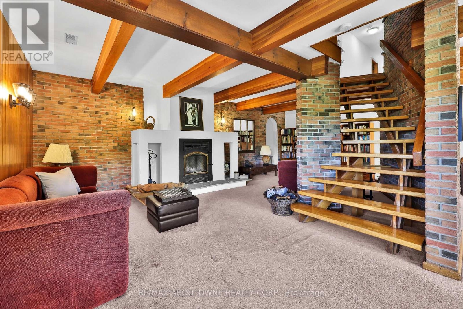 












2360 8 SIDE ROAD

,
Burlington,




Ontario
L7P0M7

