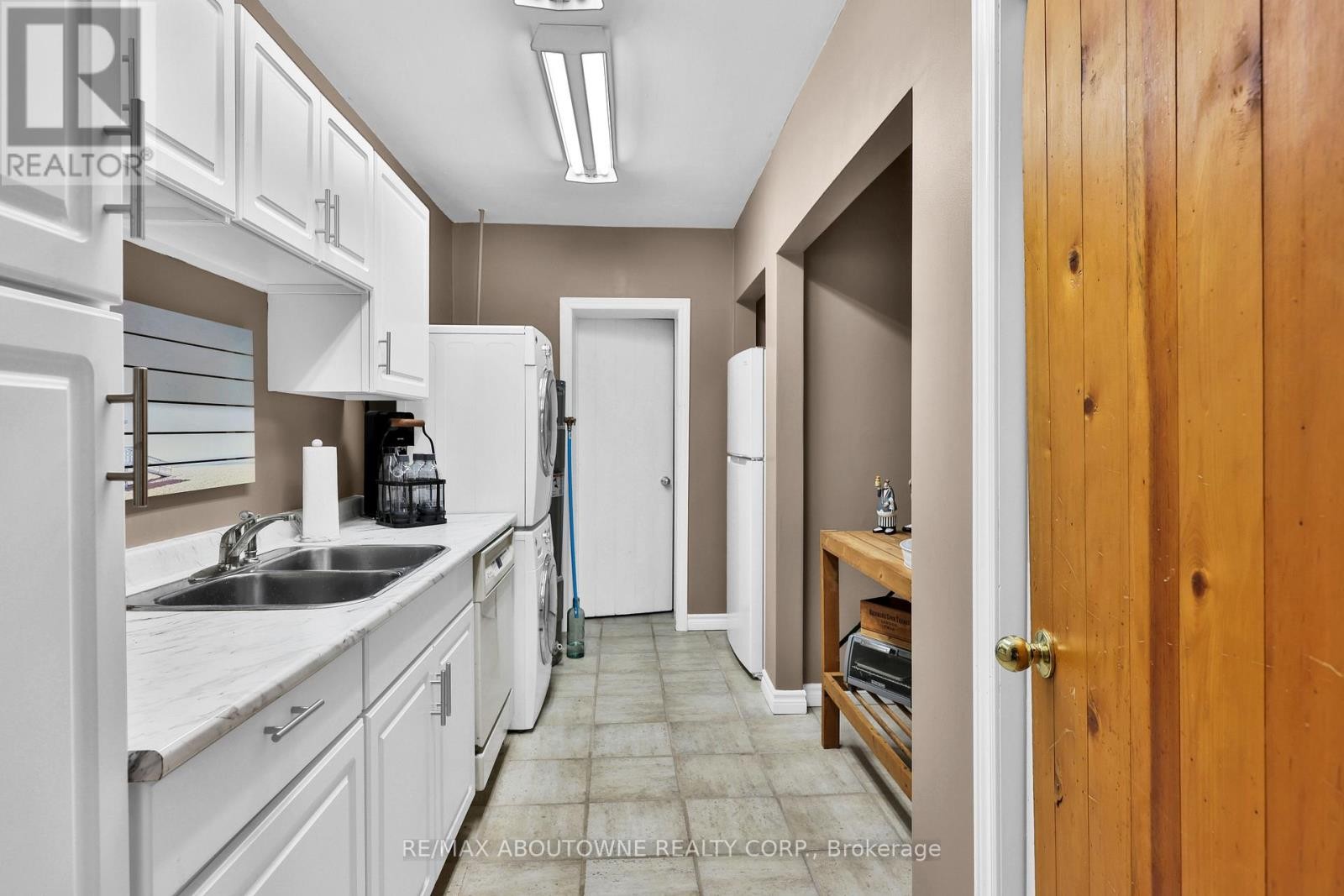 












2360 8 SIDE ROAD

,
Burlington,




Ontario
L7P0M7

