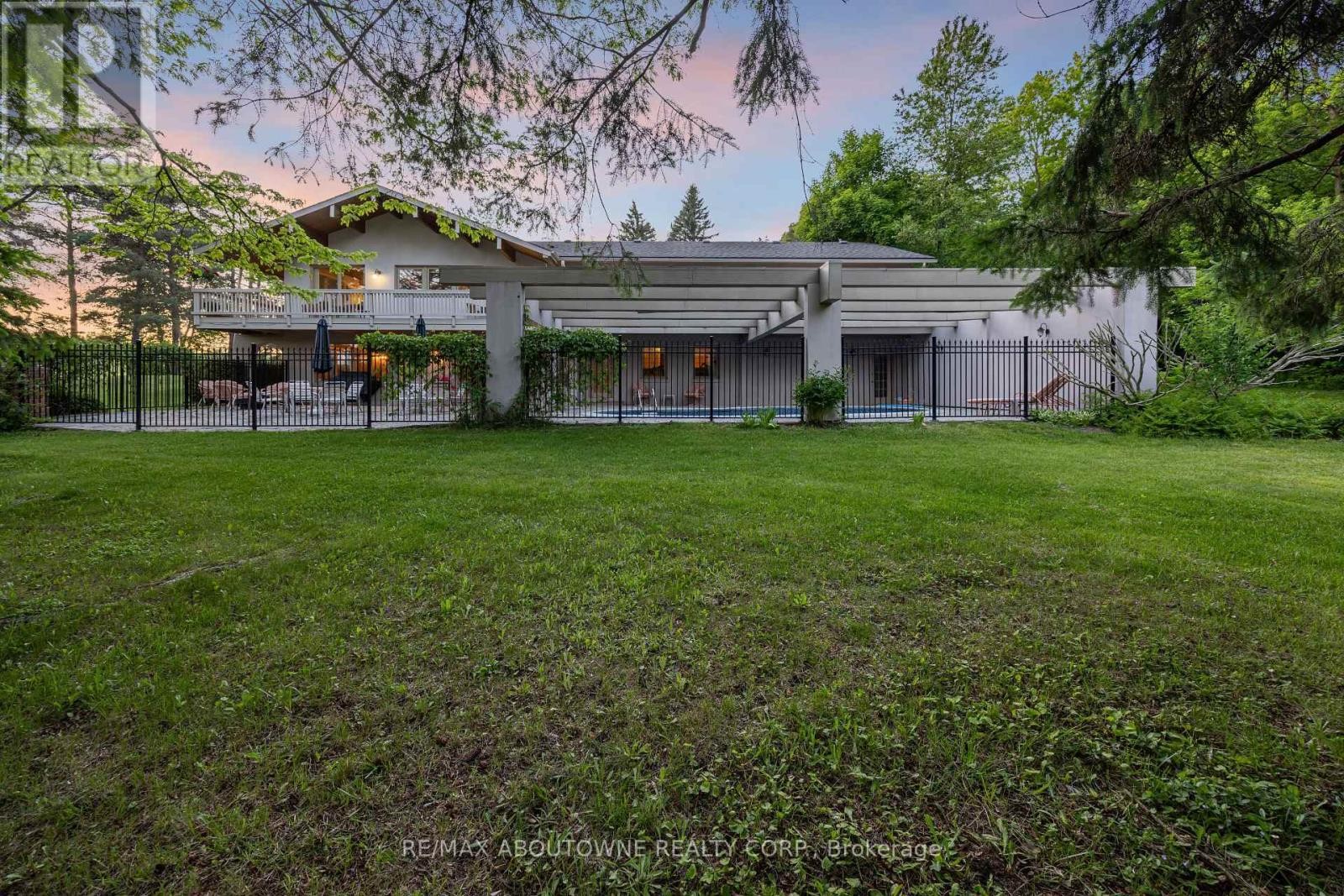 












2360 8 SIDE ROAD

,
Burlington,




Ontario
L7P0M7

