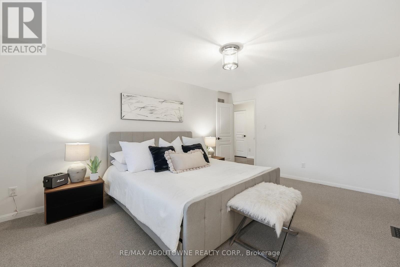 












2202 BROOKHAVEN CRESCENT

,
Oakville (WM Westmount),




Ontario
L6M5B8

