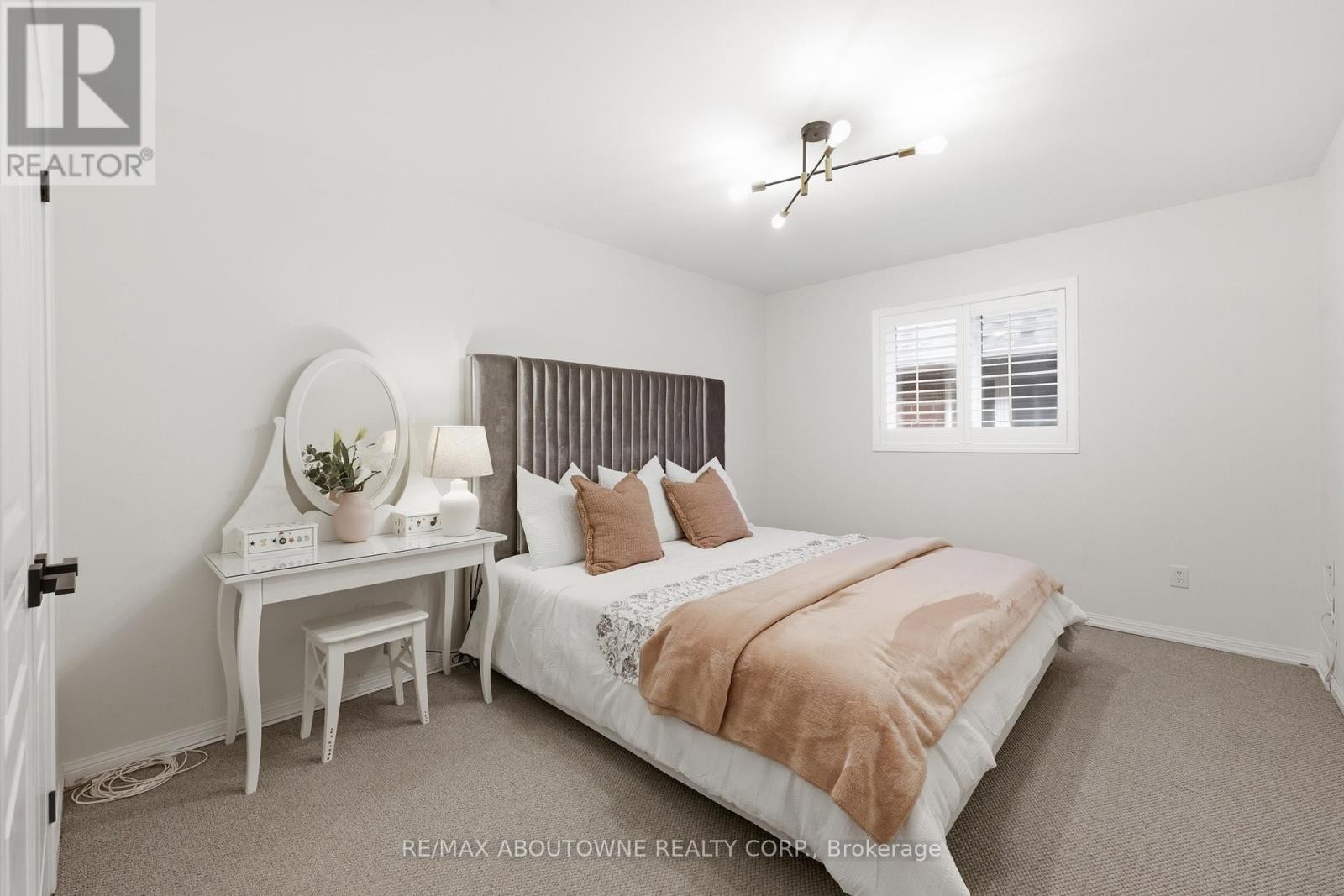 












2202 BROOKHAVEN CRESCENT

,
Oakville (WM Westmount),




Ontario
L6M5B8

