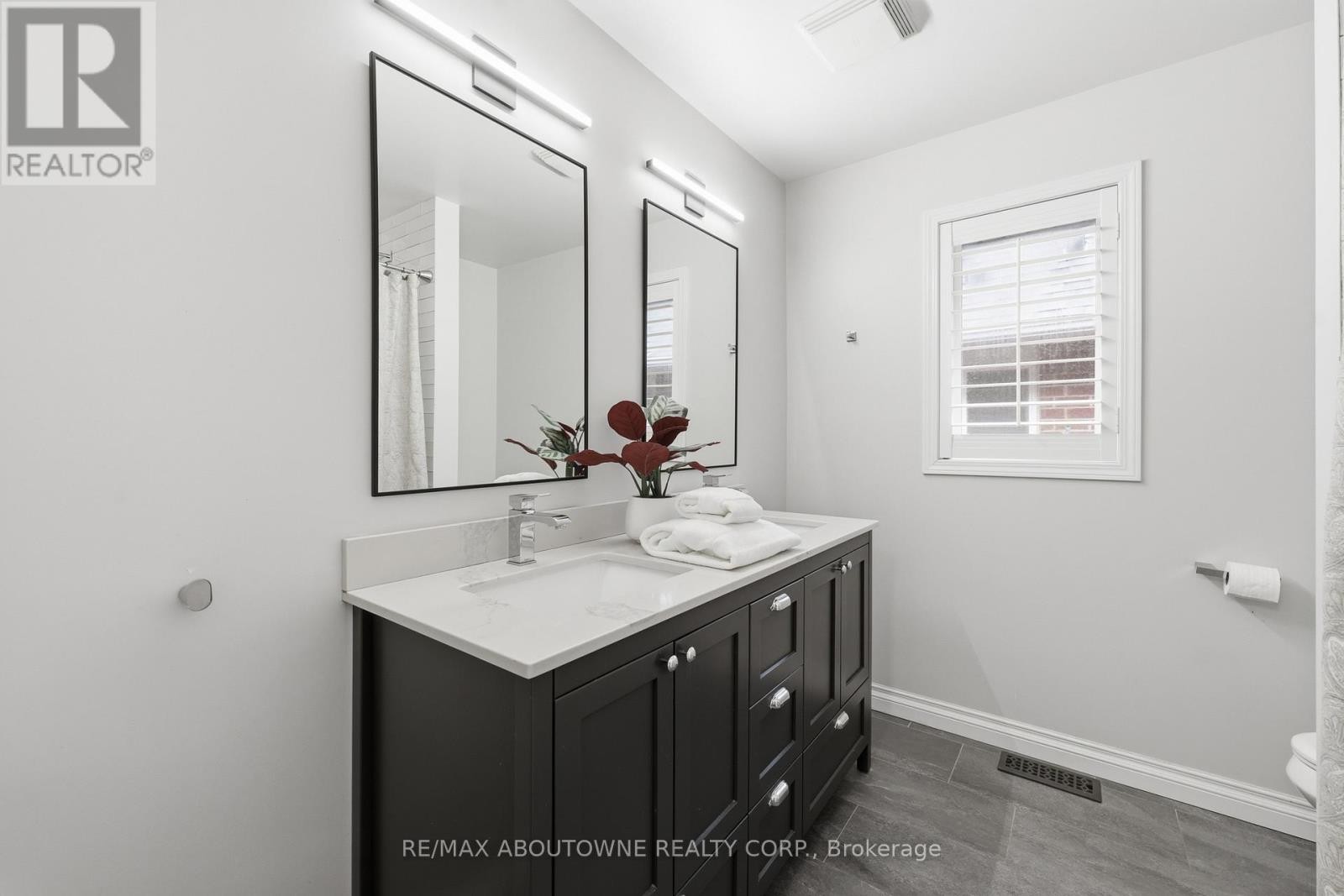 












2202 BROOKHAVEN CRESCENT

,
Oakville (WM Westmount),




Ontario
L6M5B8

