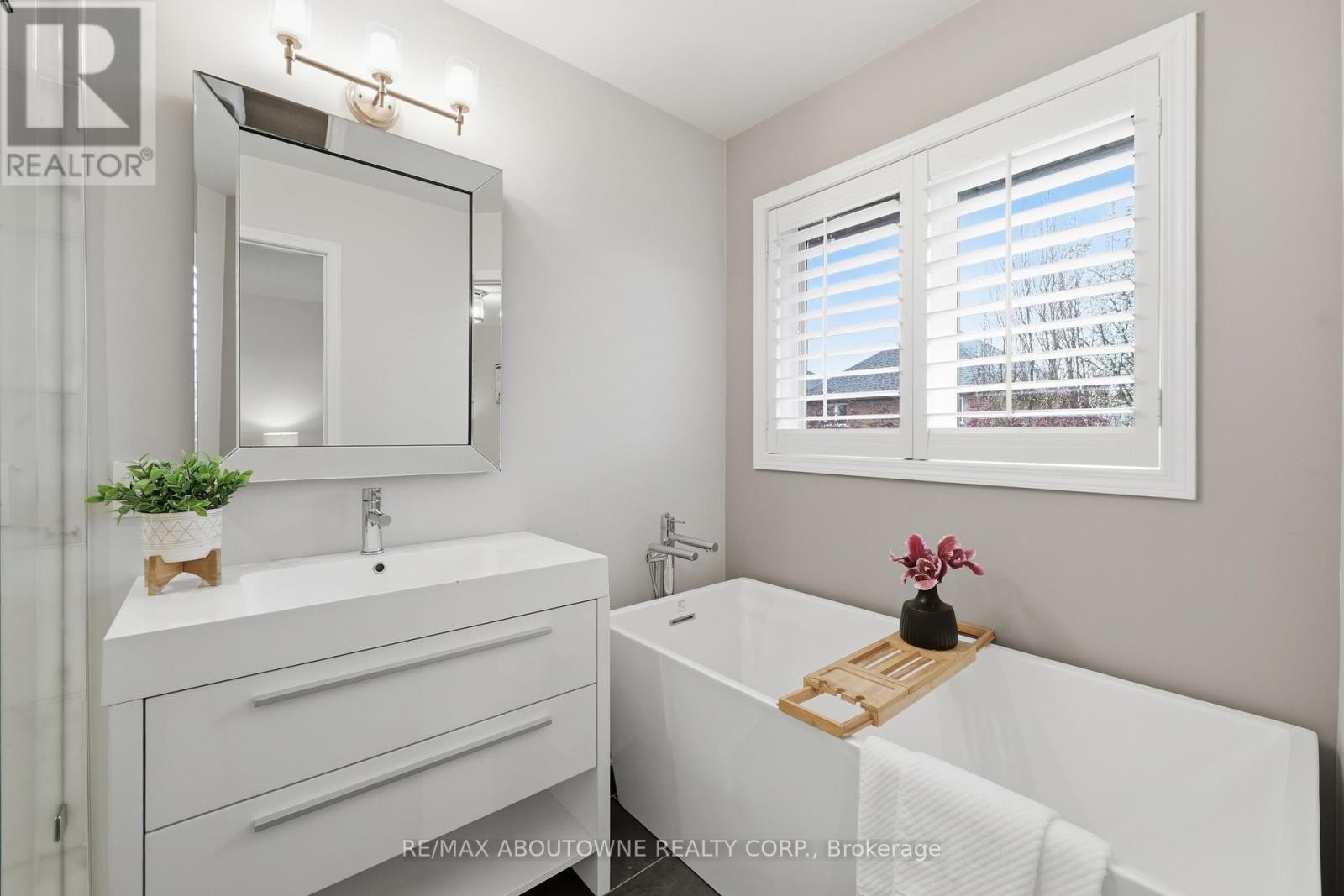 












2202 BROOKHAVEN CRESCENT

,
Oakville (WM Westmount),




Ontario
L6M5B8

