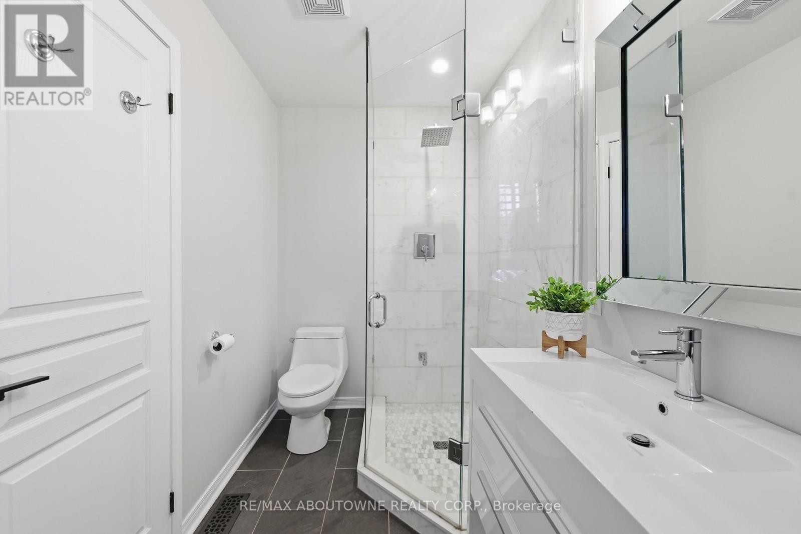 












2202 BROOKHAVEN CRESCENT

,
Oakville (WM Westmount),




Ontario
L6M5B8


