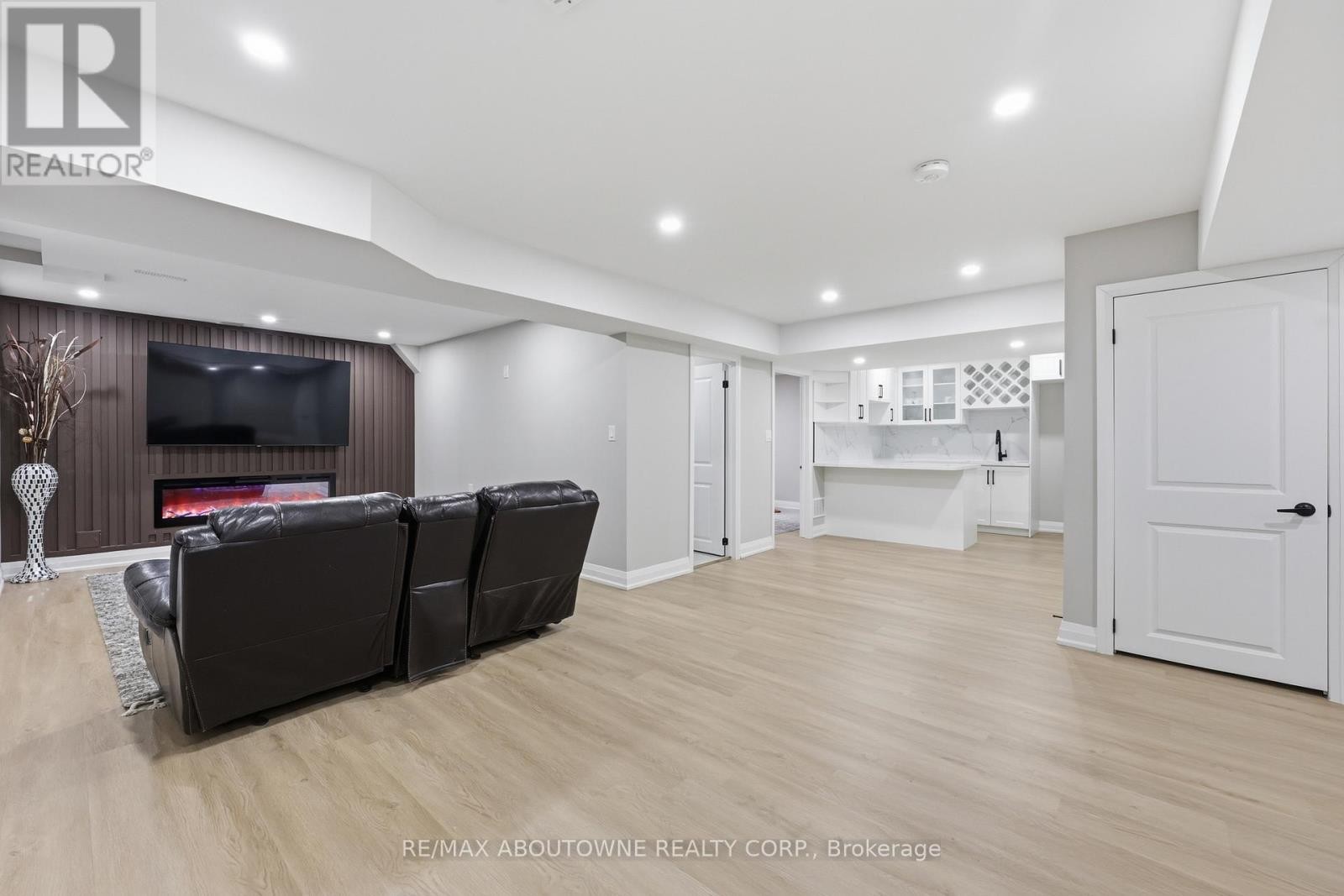 












2202 BROOKHAVEN CRESCENT

,
Oakville (WM Westmount),




Ontario
L6M5B8

