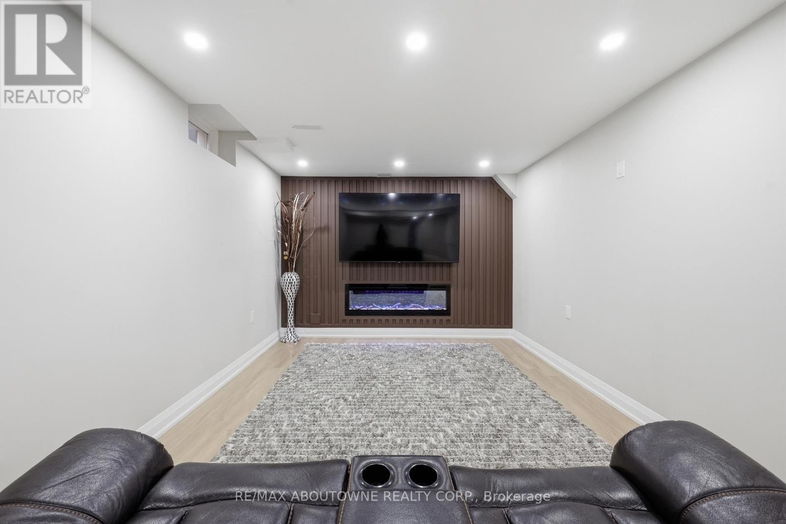 












2202 BROOKHAVEN CRESCENT

,
Oakville (WM Westmount),




Ontario
L6M5B8

