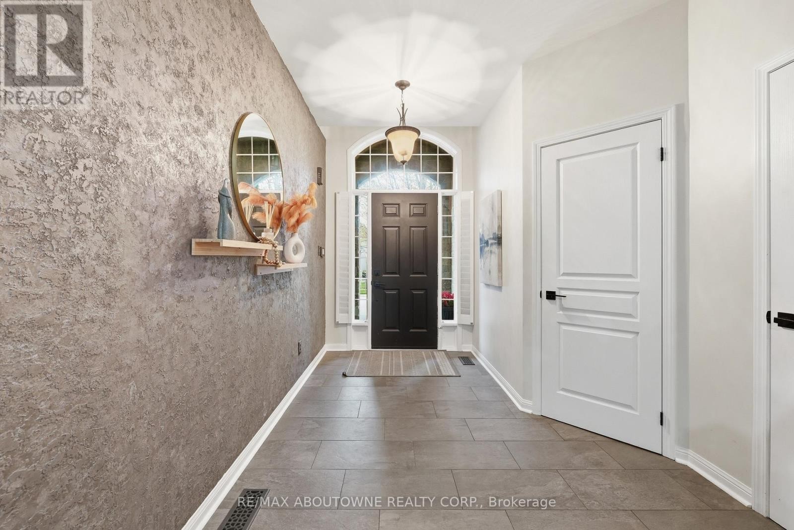 












2202 BROOKHAVEN CRESCENT

,
Oakville (WM Westmount),




Ontario
L6M5B8

