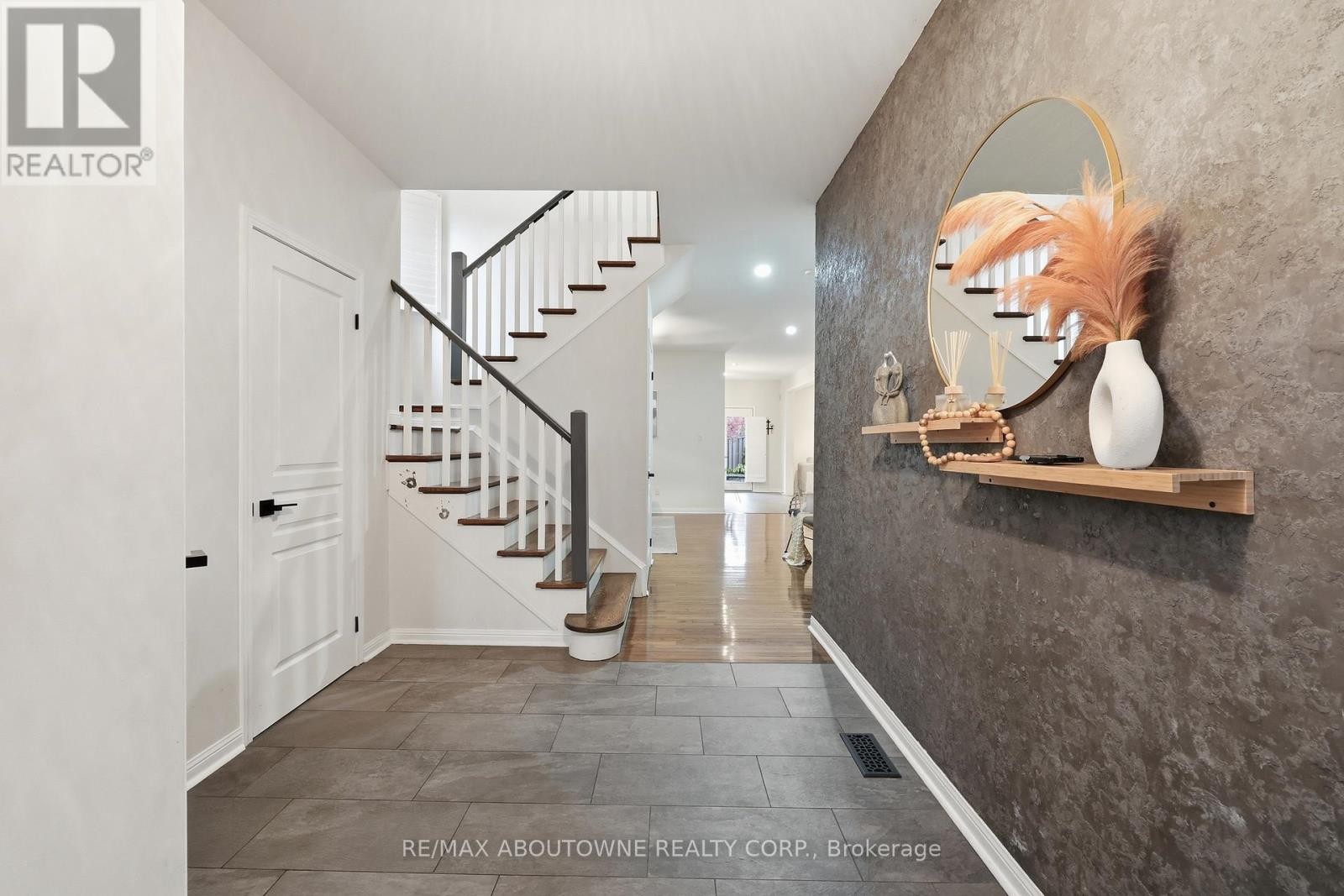 












2202 BROOKHAVEN CRESCENT

,
Oakville (WM Westmount),




Ontario
L6M5B8


