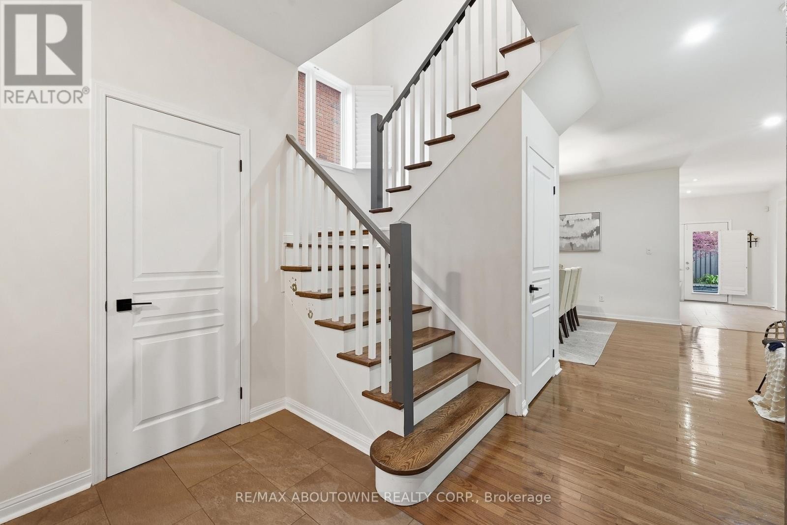 












2202 BROOKHAVEN CRESCENT

,
Oakville (WM Westmount),




Ontario
L6M5B8

