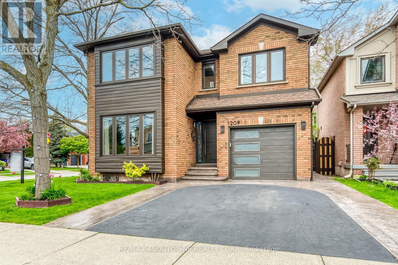 












1209 OLD OAK DRIVE

,
Oakville (WT West Oak Trails),




Ontario
L6M3K6

