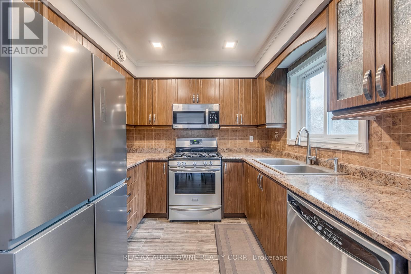 












1209 OLD OAK DRIVE

,
Oakville (WT West Oak Trails),




Ontario
L6M3K6


