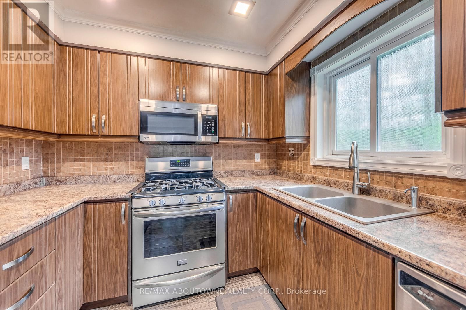 












1209 OLD OAK DRIVE

,
Oakville (WT West Oak Trails),




Ontario
L6M3K6

