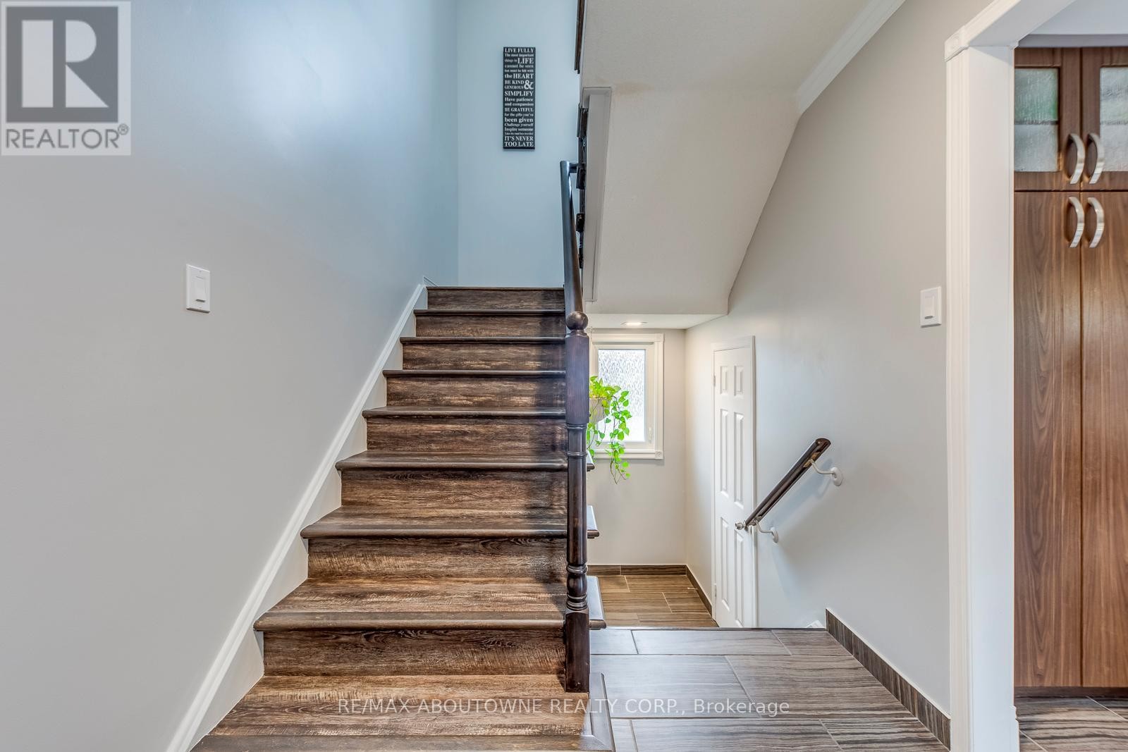 












1209 OLD OAK DRIVE

,
Oakville (WT West Oak Trails),




Ontario
L6M3K6

