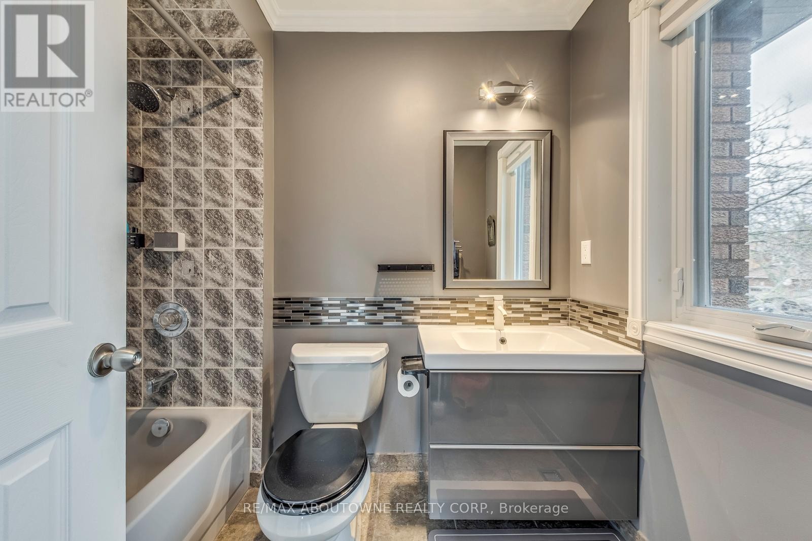 












1209 OLD OAK DRIVE

,
Oakville (WT West Oak Trails),




Ontario
L6M3K6

