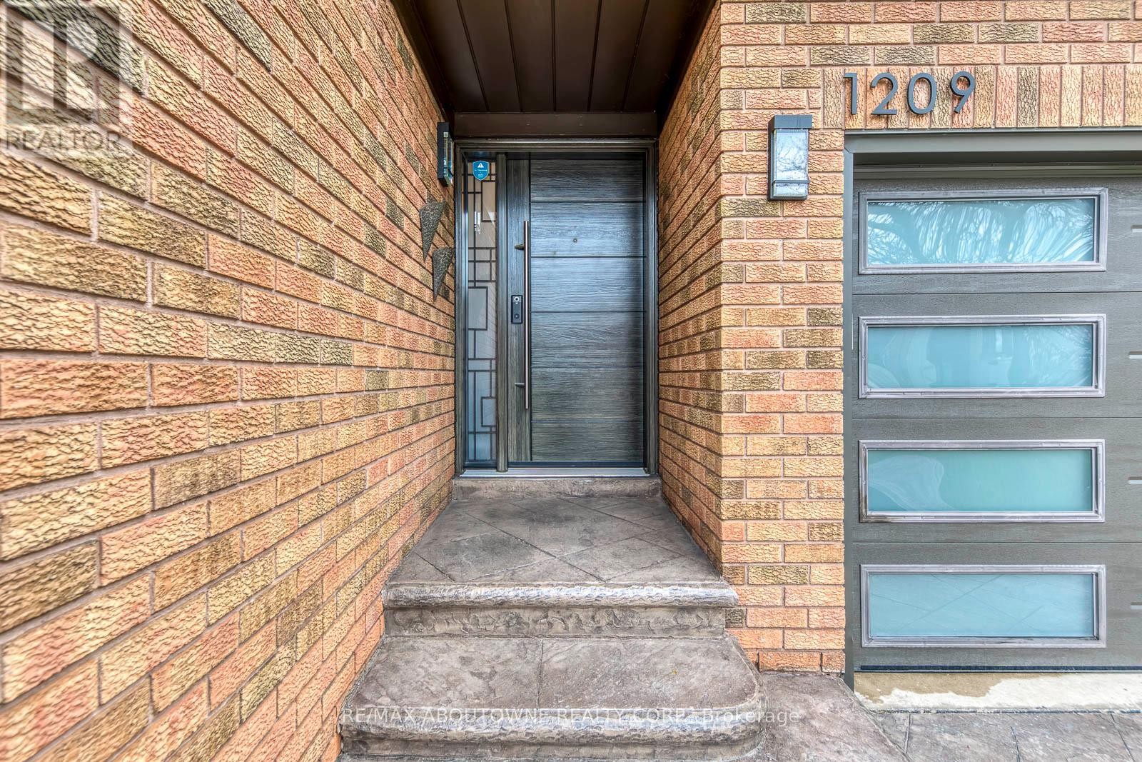 












1209 OLD OAK DRIVE

,
Oakville (WT West Oak Trails),




Ontario
L6M3K6

