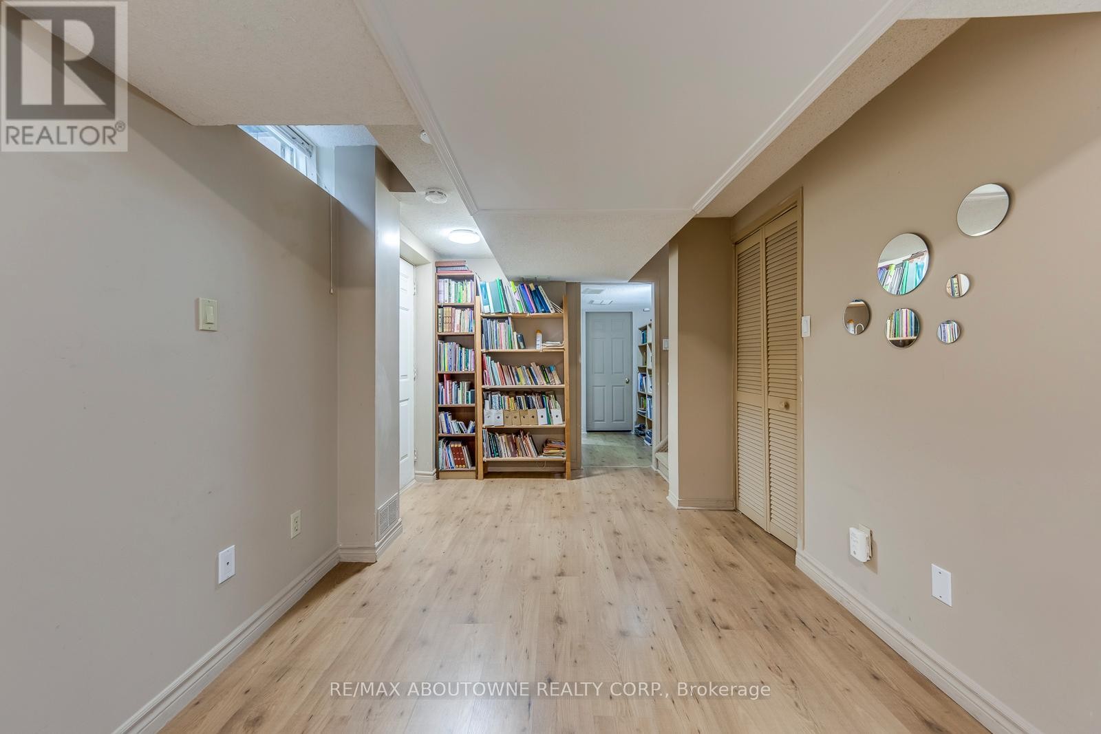 












1209 OLD OAK DRIVE

,
Oakville (WT West Oak Trails),




Ontario
L6M3K6

