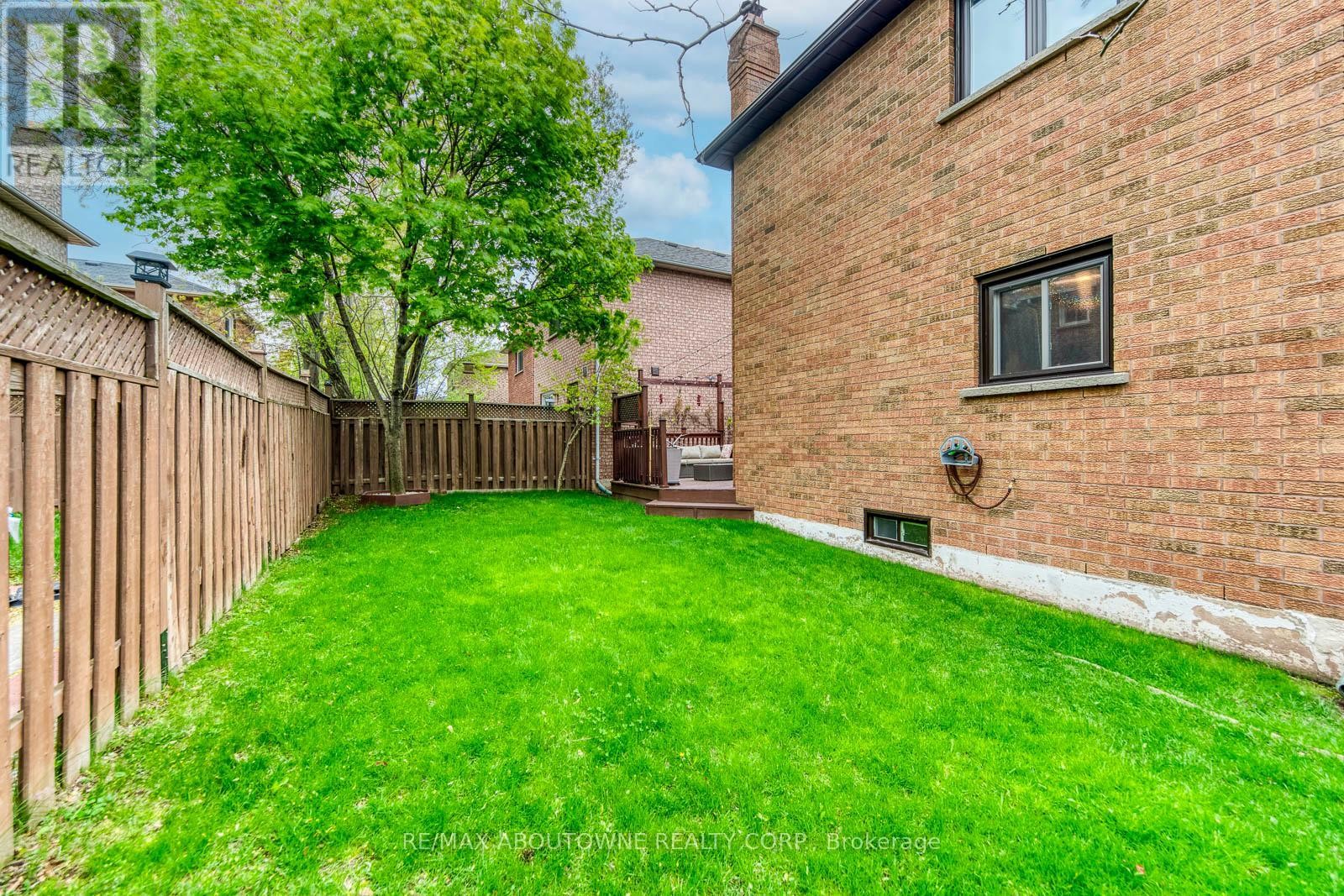












1209 OLD OAK DRIVE

,
Oakville (WT West Oak Trails),




Ontario
L6M3K6


