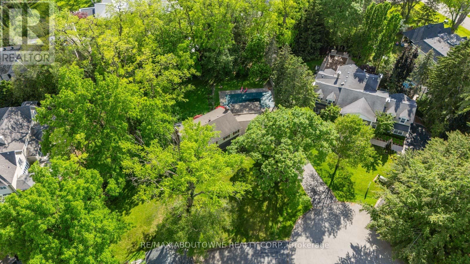 












142 ABBEY COURT

,
Oakville (MO Morrison),




Ontario
L6J4L1

