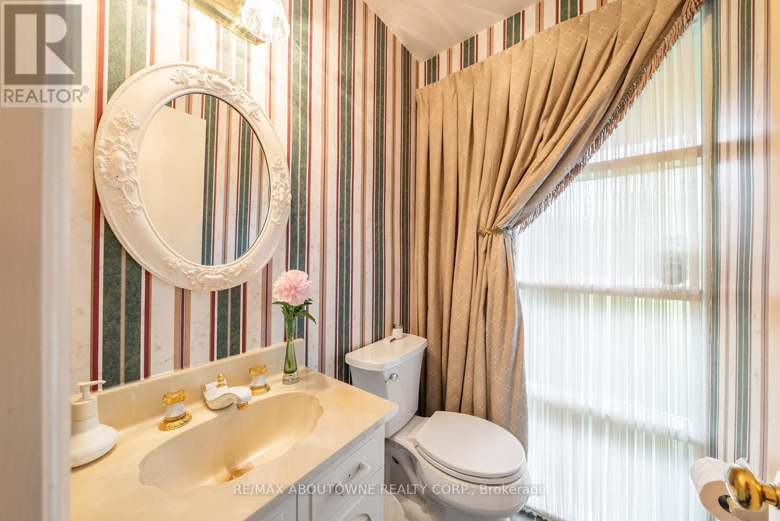 












142 ABBEY COURT

,
Oakville (MO Morrison),




Ontario
L6J4L1

