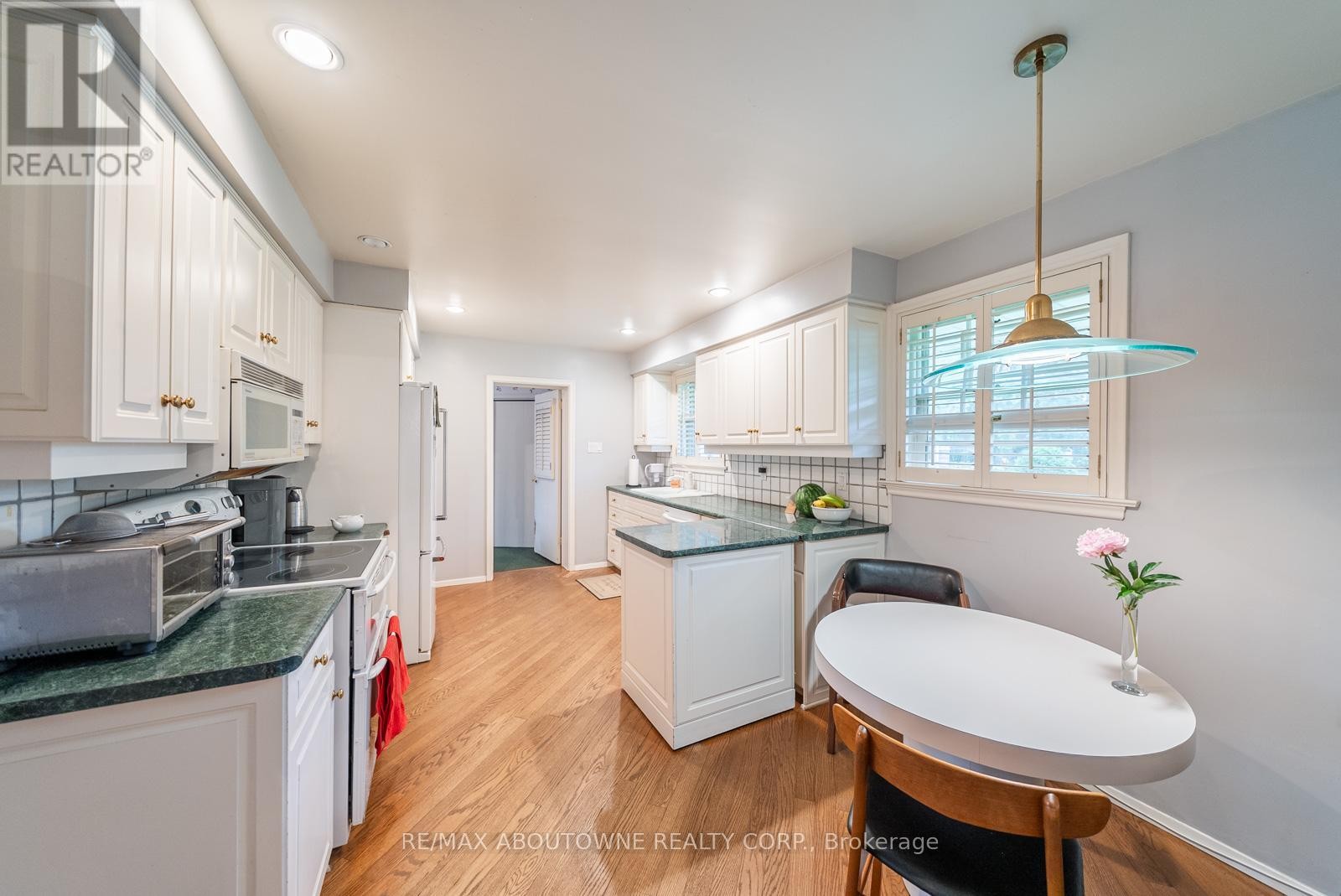 












142 ABBEY COURT

,
Oakville (MO Morrison),




Ontario
L6J4L1

