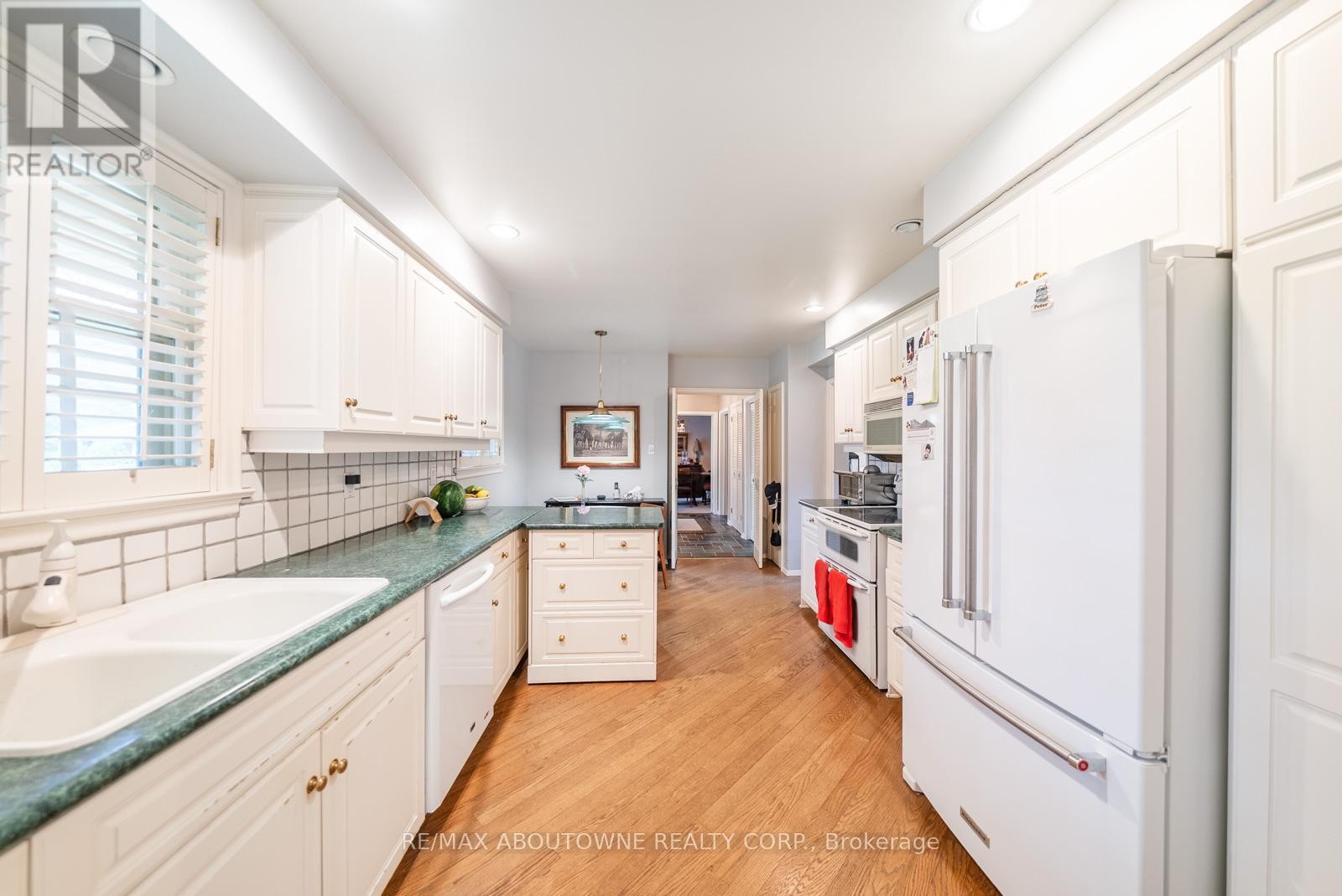 












142 ABBEY COURT

,
Oakville (MO Morrison),




Ontario
L6J4L1

