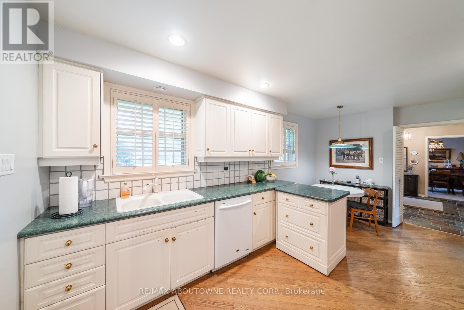 












142 ABBEY COURT

,
Oakville (MO Morrison),




Ontario
L6J4L1

