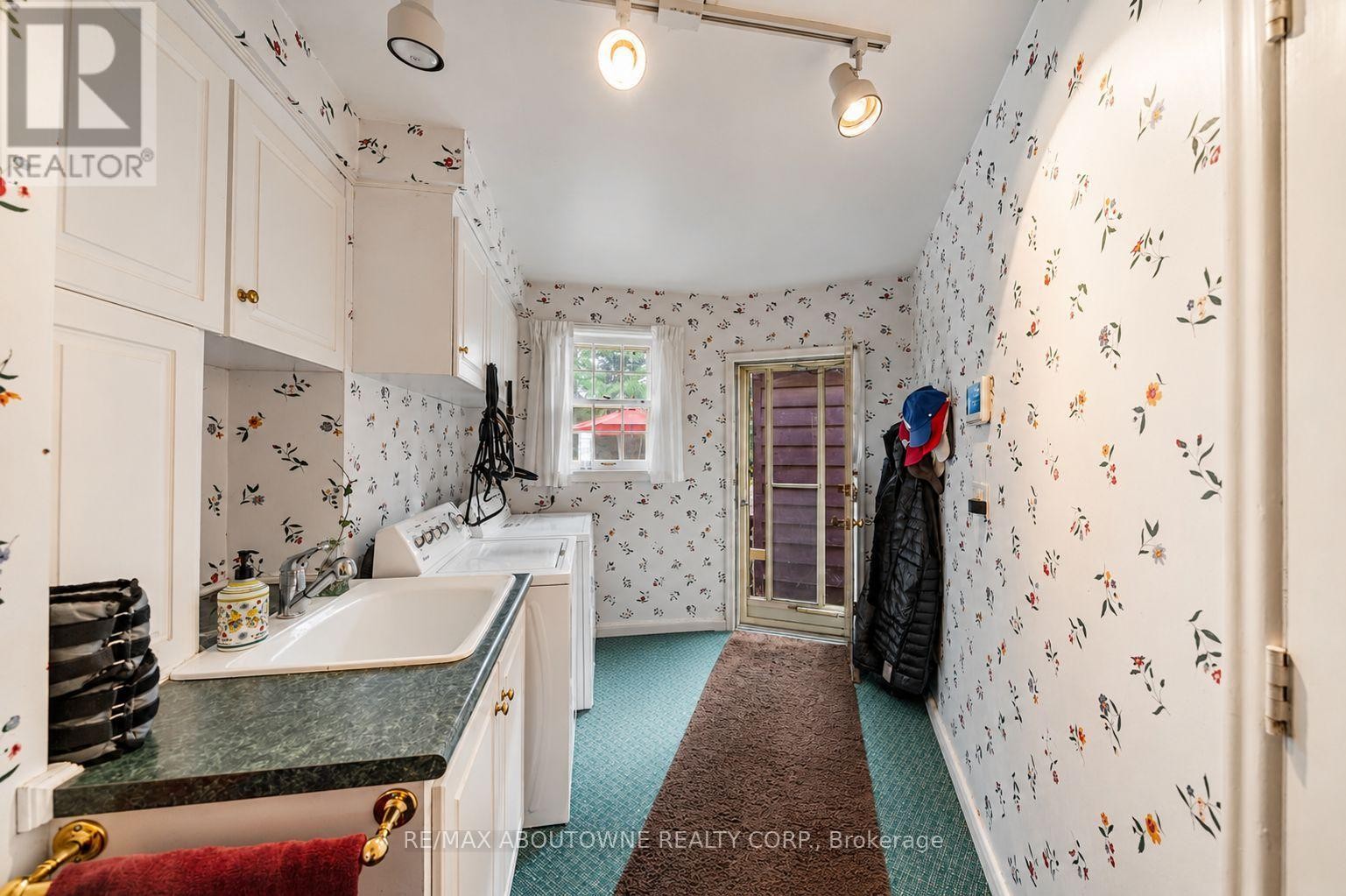 












142 ABBEY COURT

,
Oakville (MO Morrison),




Ontario
L6J4L1

