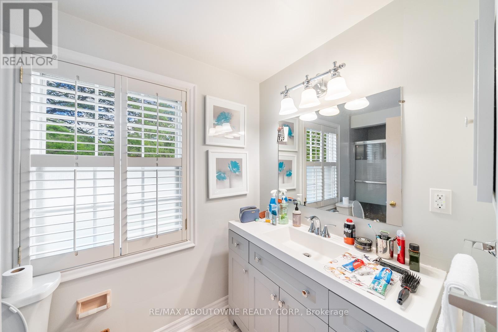 












142 ABBEY COURT

,
Oakville (MO Morrison),




Ontario
L6J4L1

