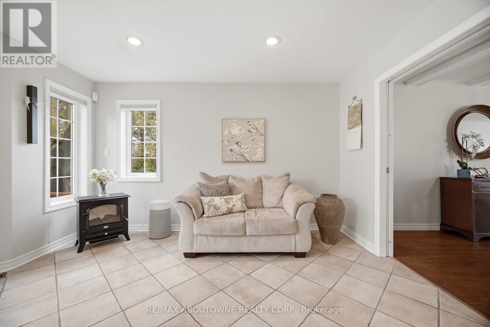 












41 PLAINSMAN ROAD

,
Mississauga (Streetsville),




Ontario
L5N1C4

