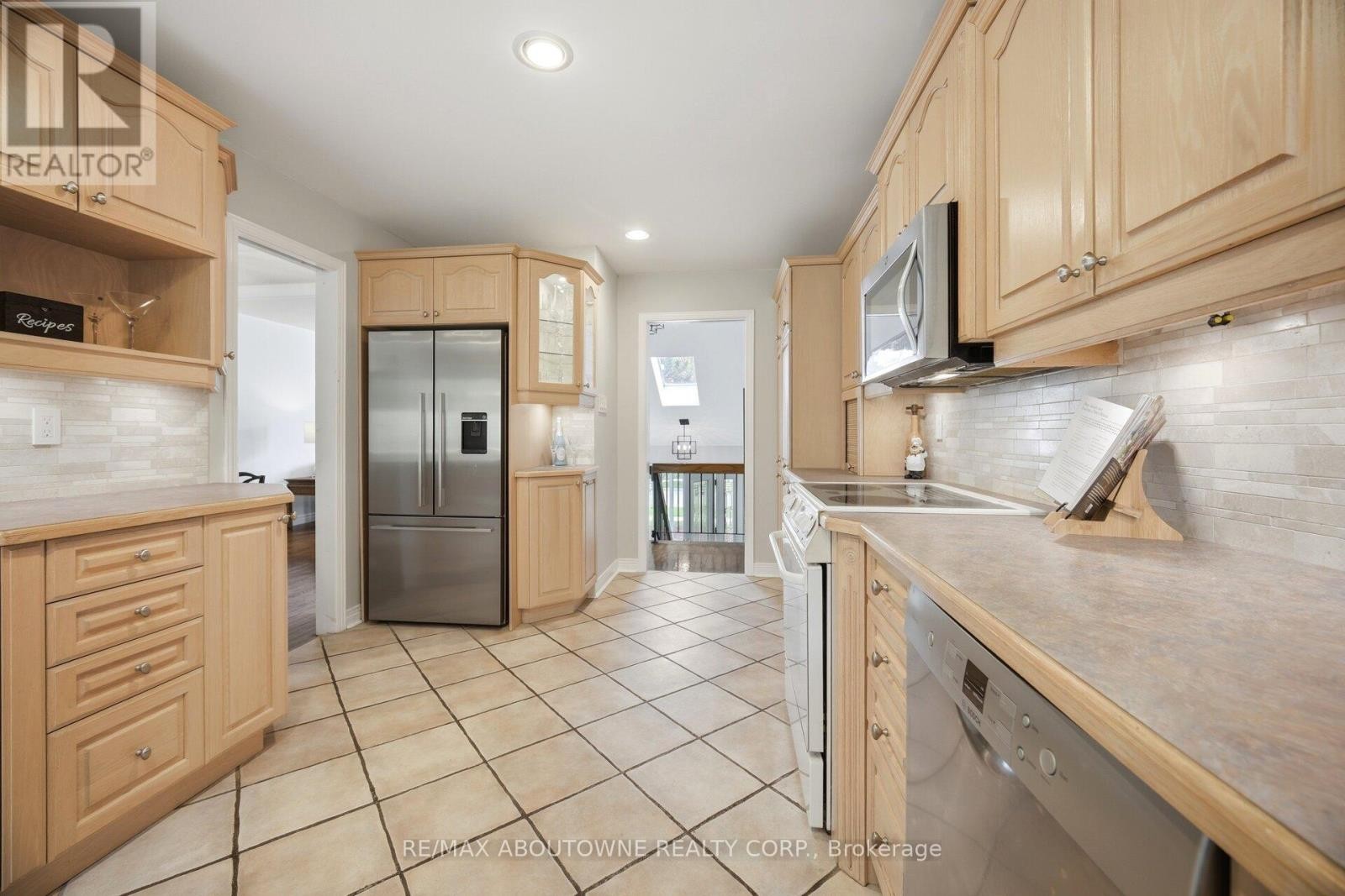 












41 PLAINSMAN ROAD

,
Mississauga (Streetsville),




Ontario
L5N1C4

