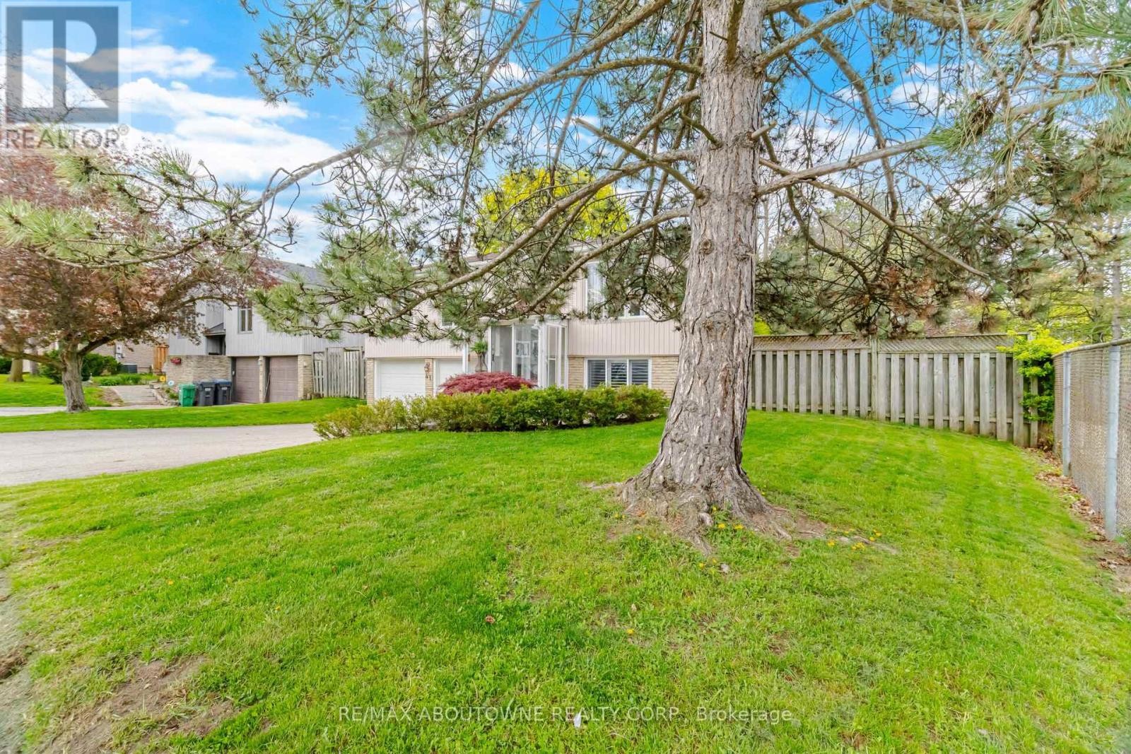 












41 PLAINSMAN ROAD

,
Mississauga (Streetsville),




Ontario
L5N1C4

