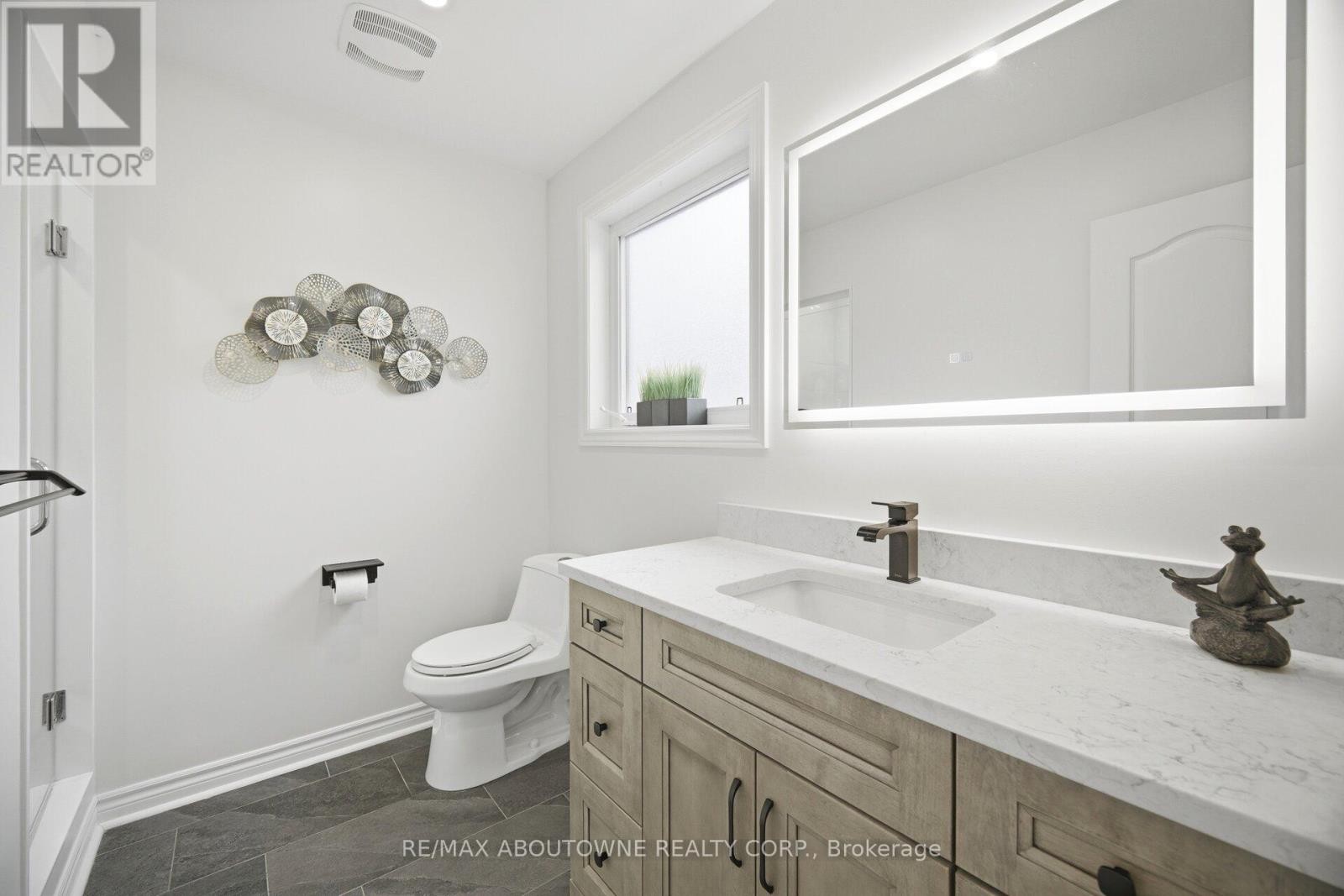 












41 PLAINSMAN ROAD

,
Mississauga (Streetsville),




Ontario
L5N1C4

