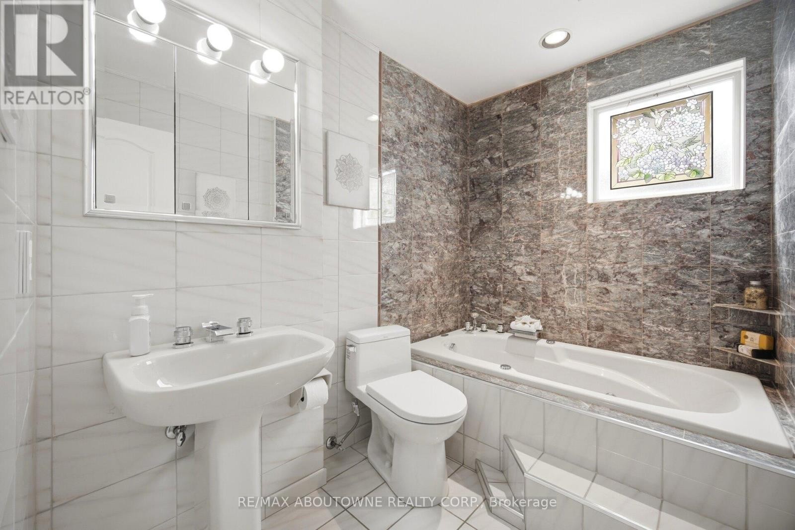 












41 PLAINSMAN ROAD

,
Mississauga (Streetsville),




Ontario
L5N1C4

