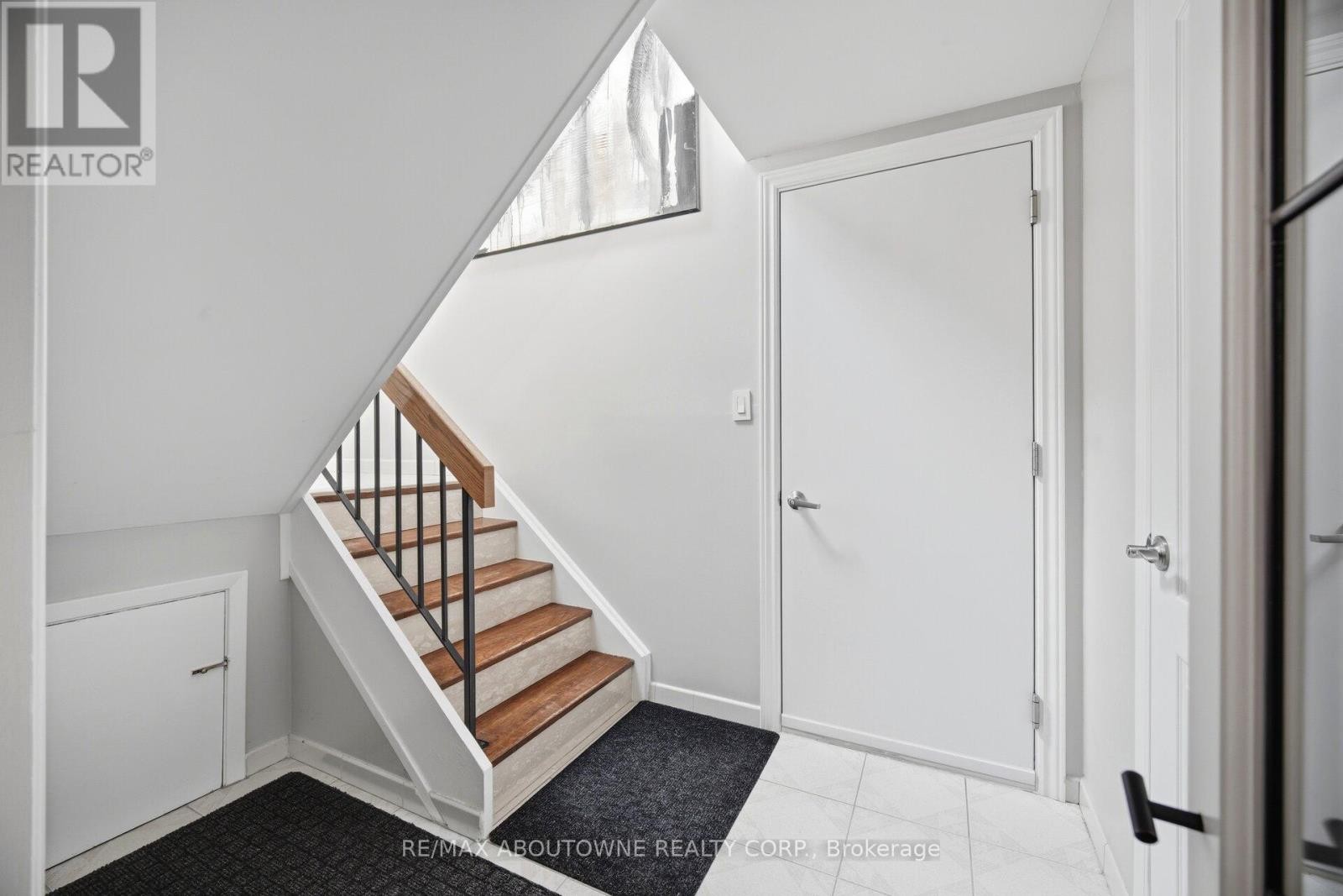 












41 PLAINSMAN ROAD

,
Mississauga (Streetsville),




Ontario
L5N1C4

